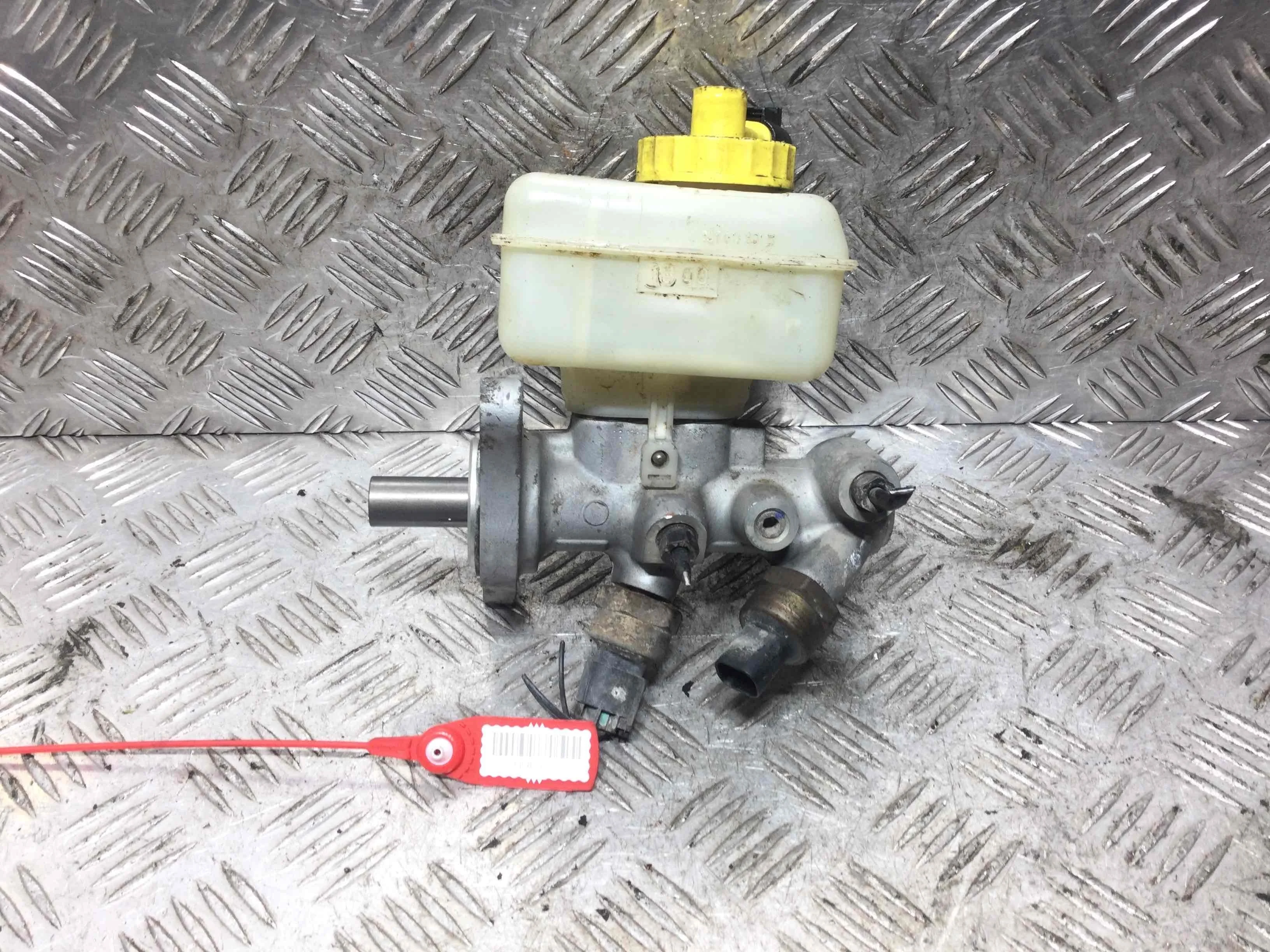 Цилиндр тормозной главный Volkswagen Golf 4 поколение (1997-2004) бензин 1.4 i Механика Универсал