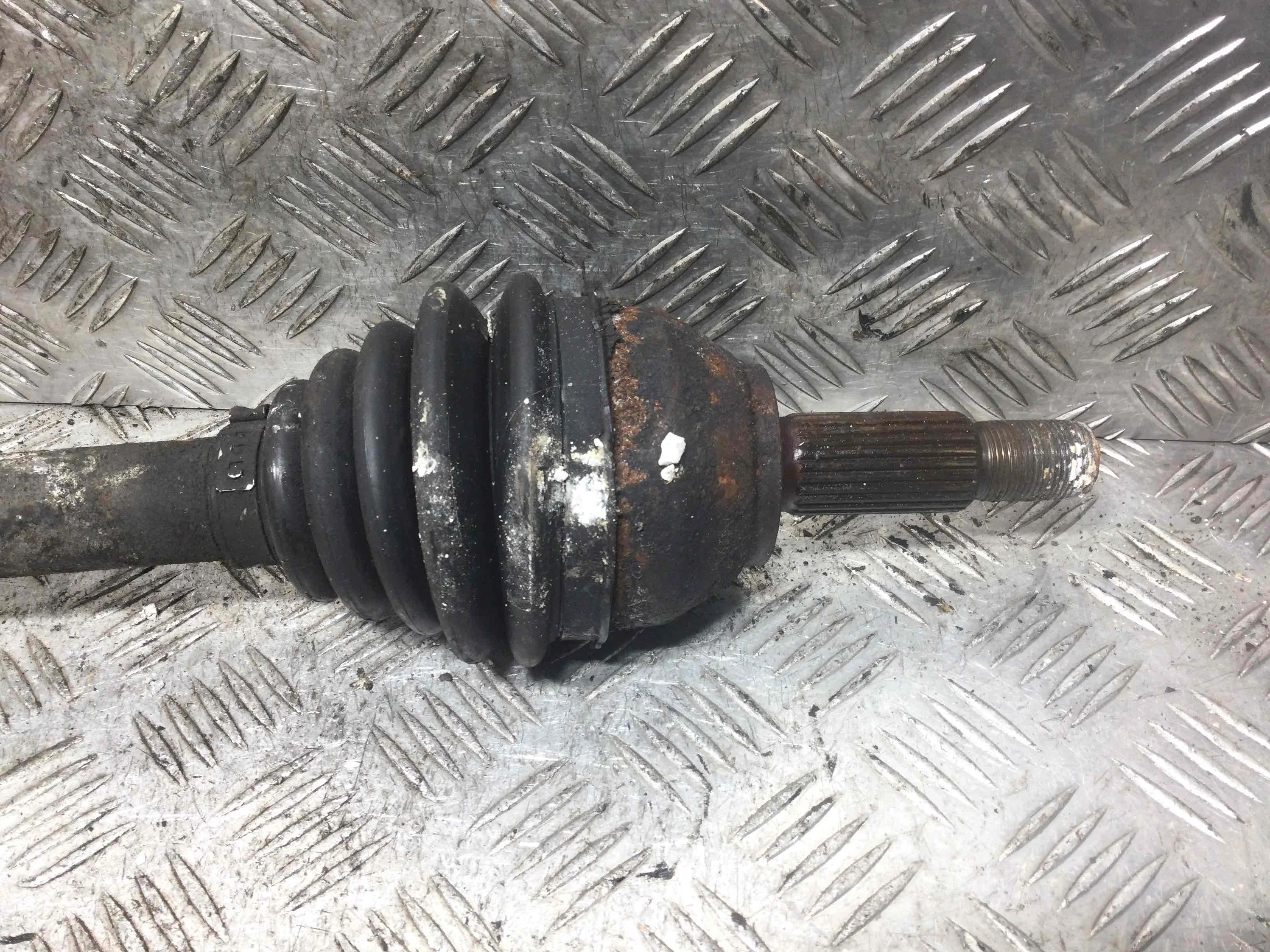 Полуось передняя левая (приводной вал, ШРУС) Ford Focus 1 поколение [рестайлинг] (2001-2005) бензин 1.8 i Механика Универсал