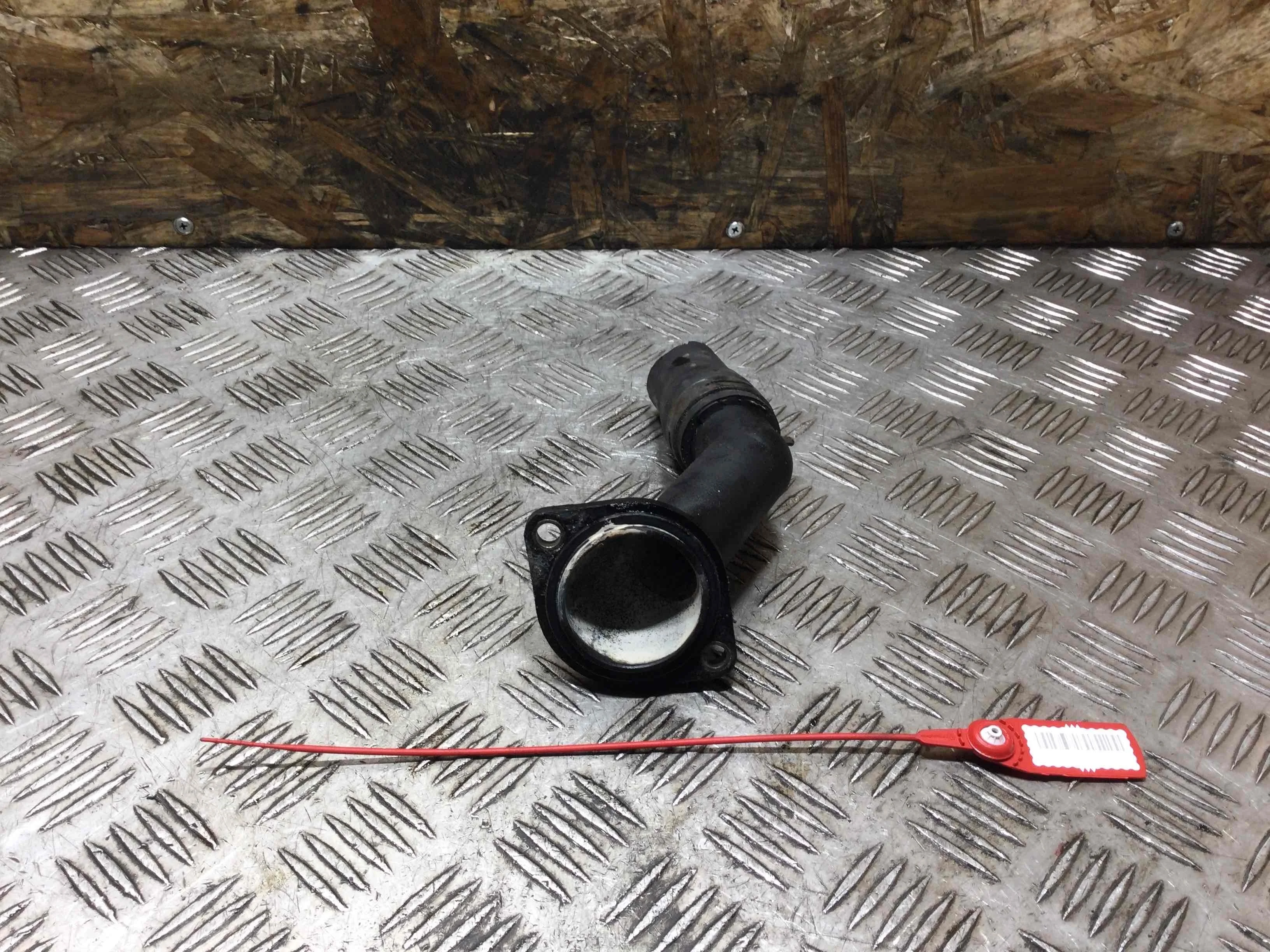 Фланец (тройник) системы охлаждения Volkswagen Golf 4 поколение (1997-2004) бензин 1.6 i Автомат Х/б