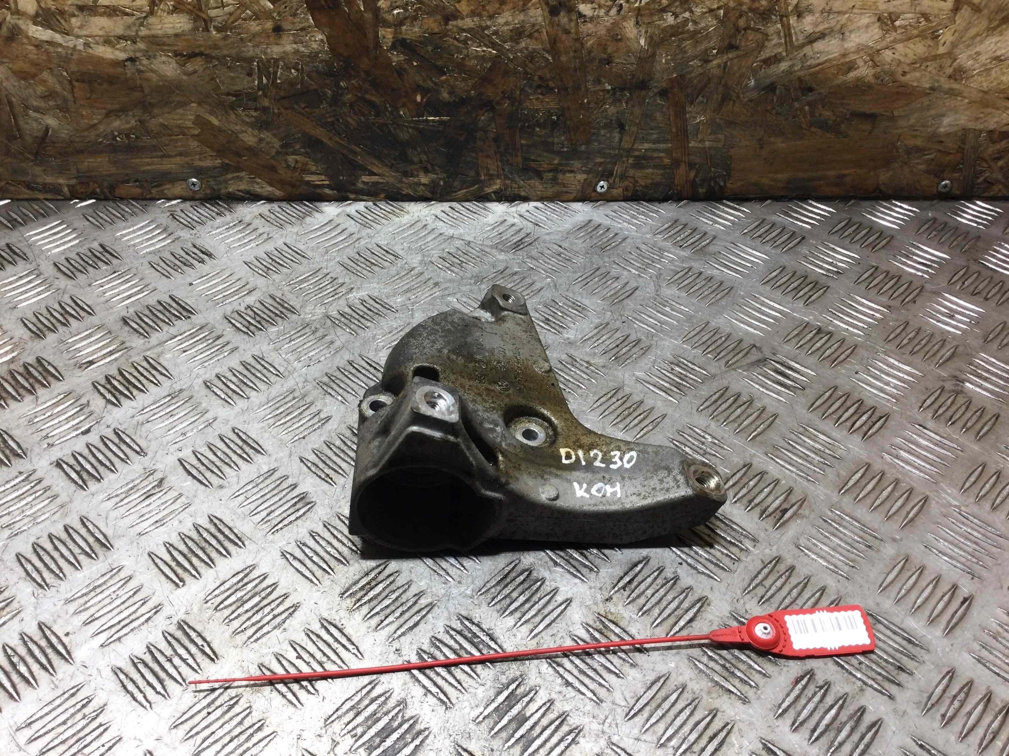 Кронштейн компрессора кондиционера Volkswagen Polo 5 поколение (2009-2015) бензин 1.2 i Механика Х/б