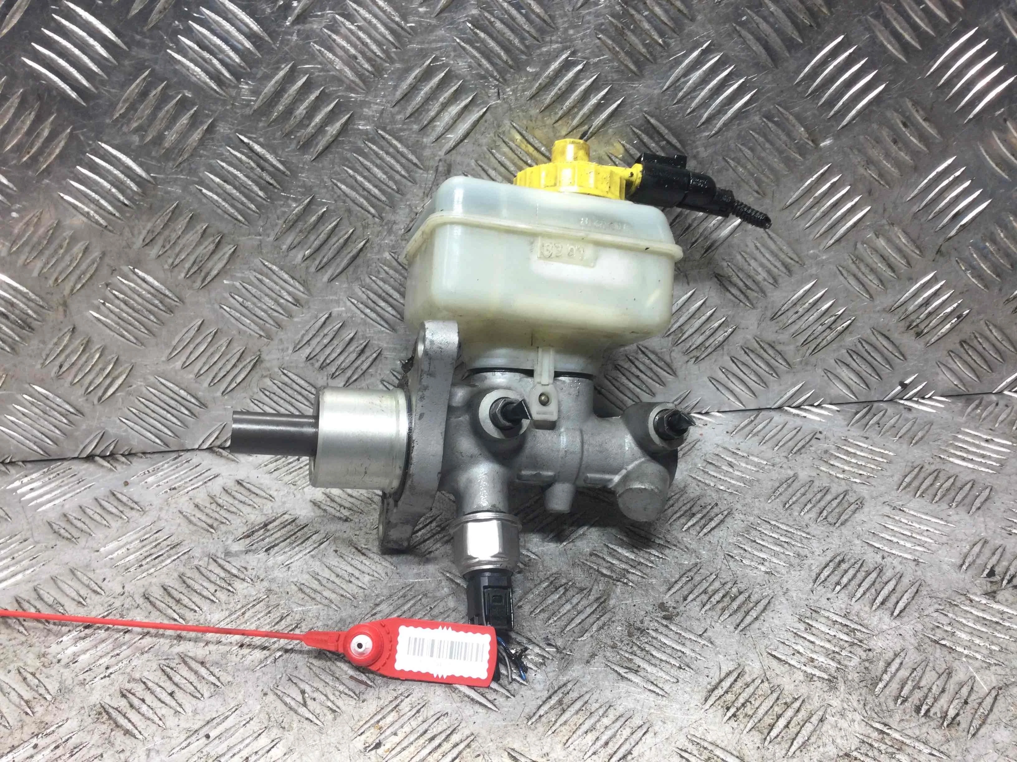 Цилиндр тормозной главный Volkswagen Golf 4 поколение (1997-2004) бензин 1.4 i Механика Х/б