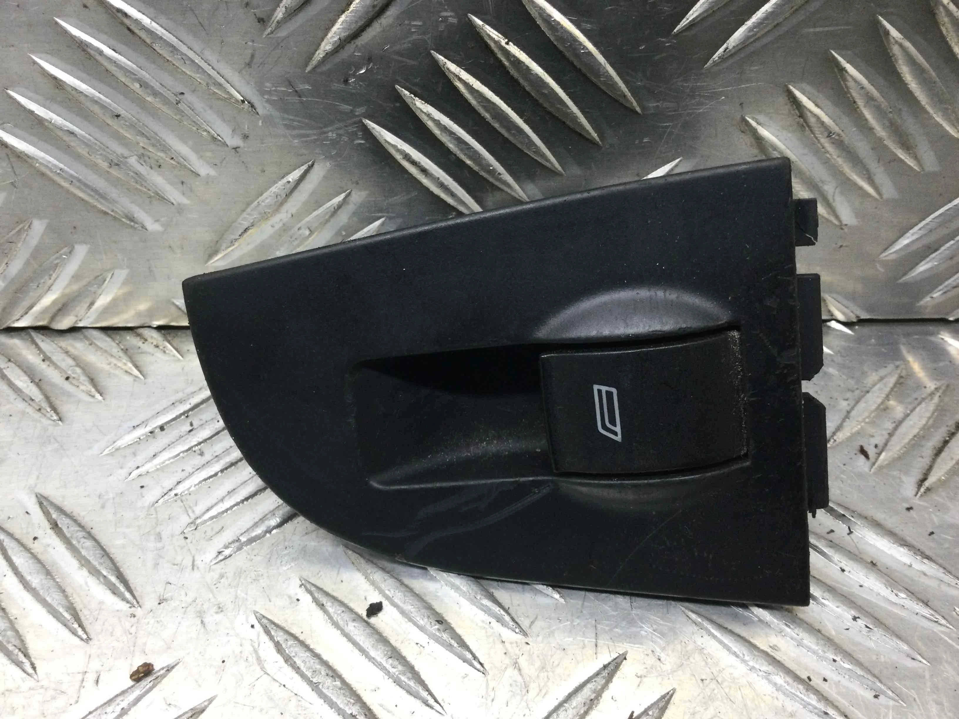 Кнопка стеклоподъемника переднего правого Audi A6 C5/4B (1997-2004) дизель 2.5 TDI Автомат Универсал