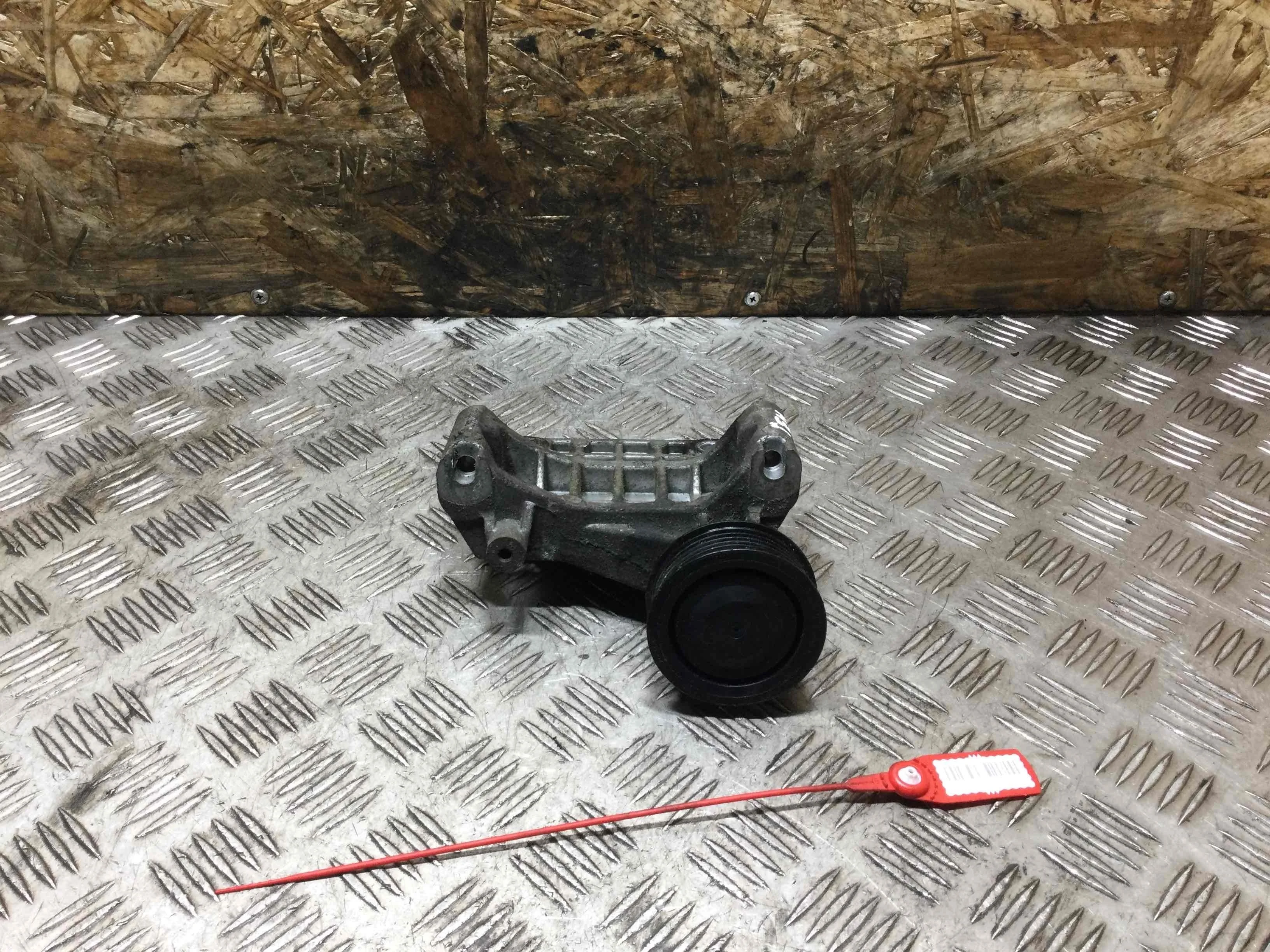 Кронштейн генератора Audi A4 B7 (2004-2008) дизель 3.0 TDI Автомат Седан