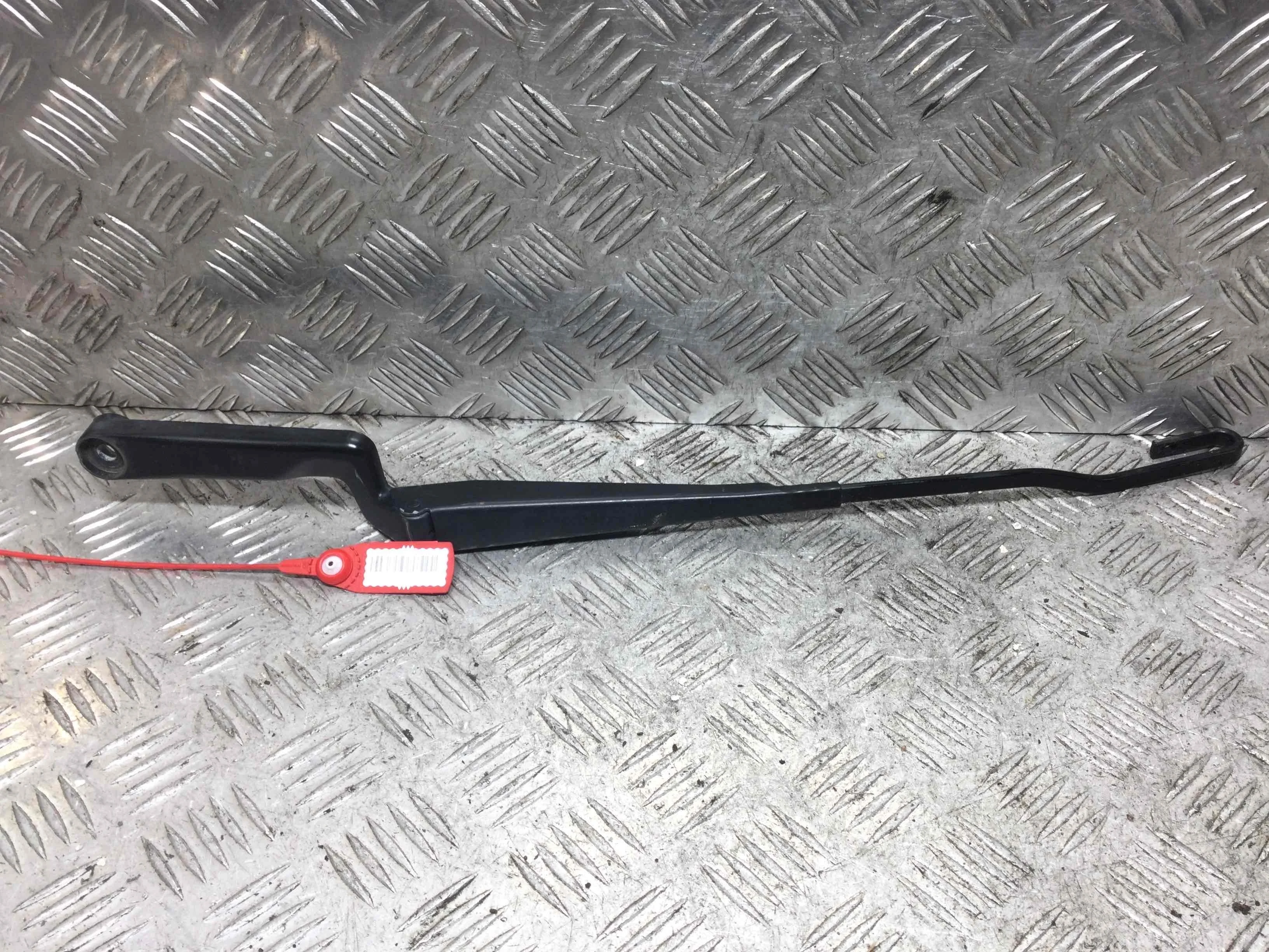 Щеткодержатель (поводок стеклоочистителя, дворник) Volkswagen Polo 3 поколение (1994-2001) бензин 1.0 i Механика Седан