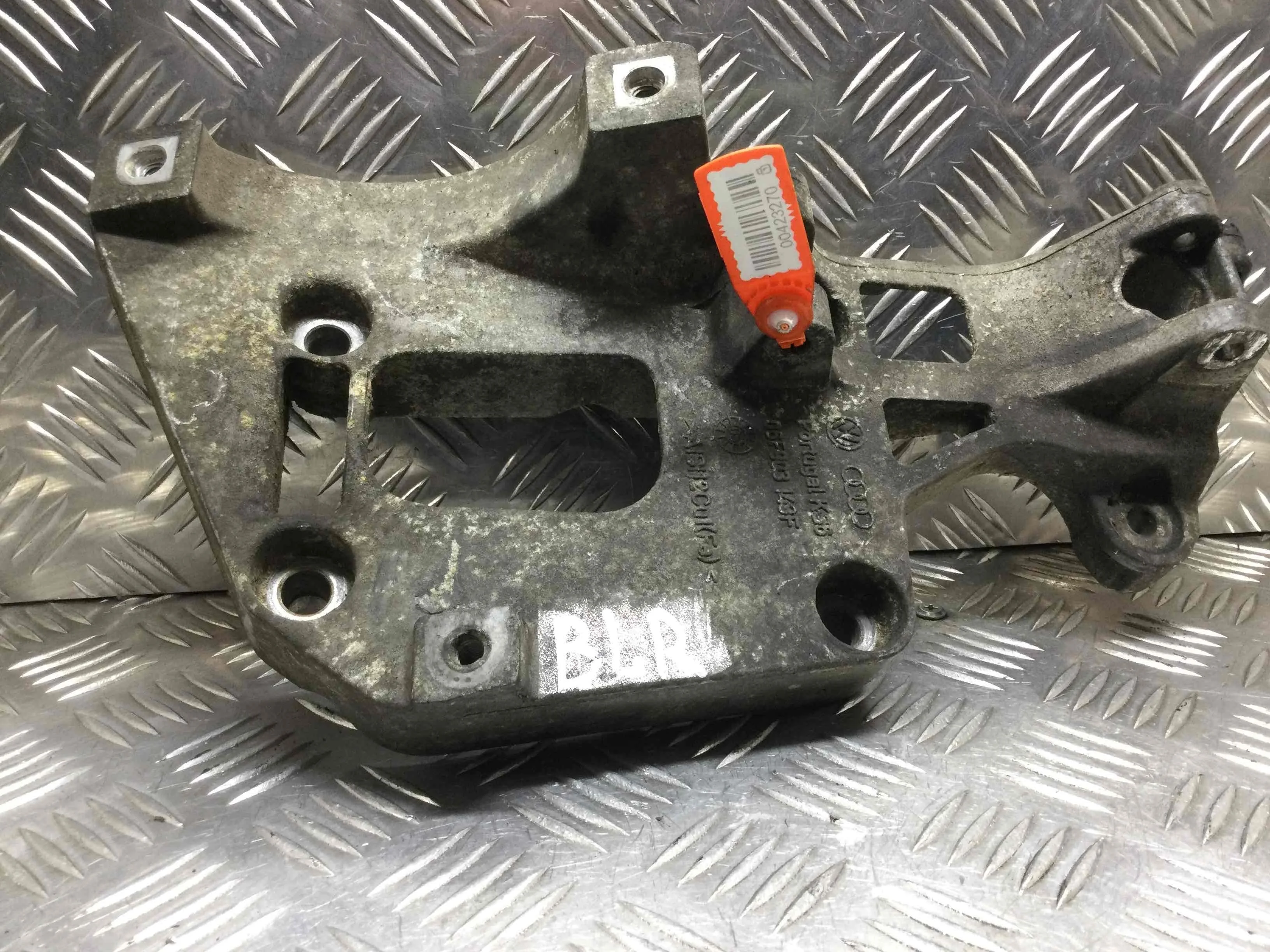 Кронштейн генератора Audi A3 8P (2003-2005) бензин 2.0 FSI Механика Х/б