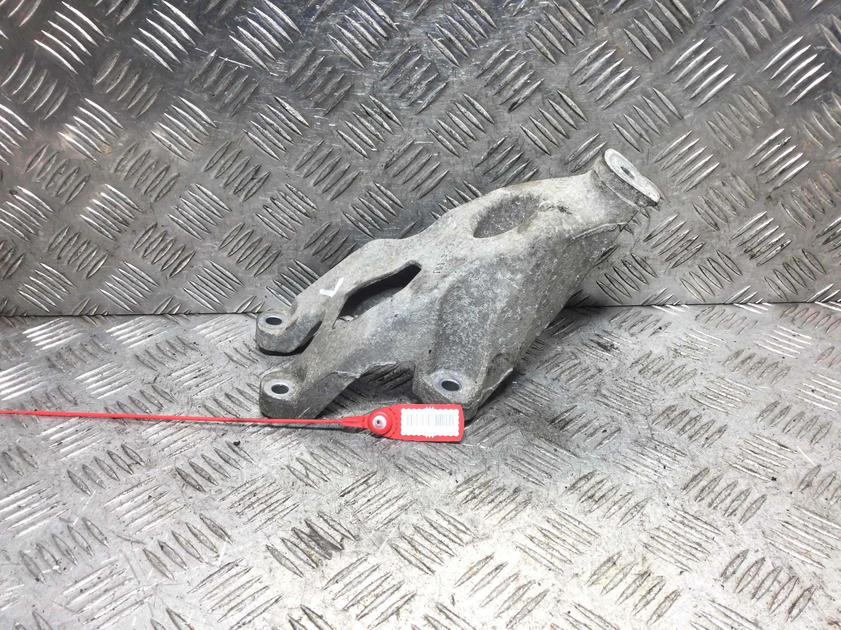 Кронштейн двигателя Audi A4 B8/8K (2007-2011) дизель 2.0 TDI Механика Седан