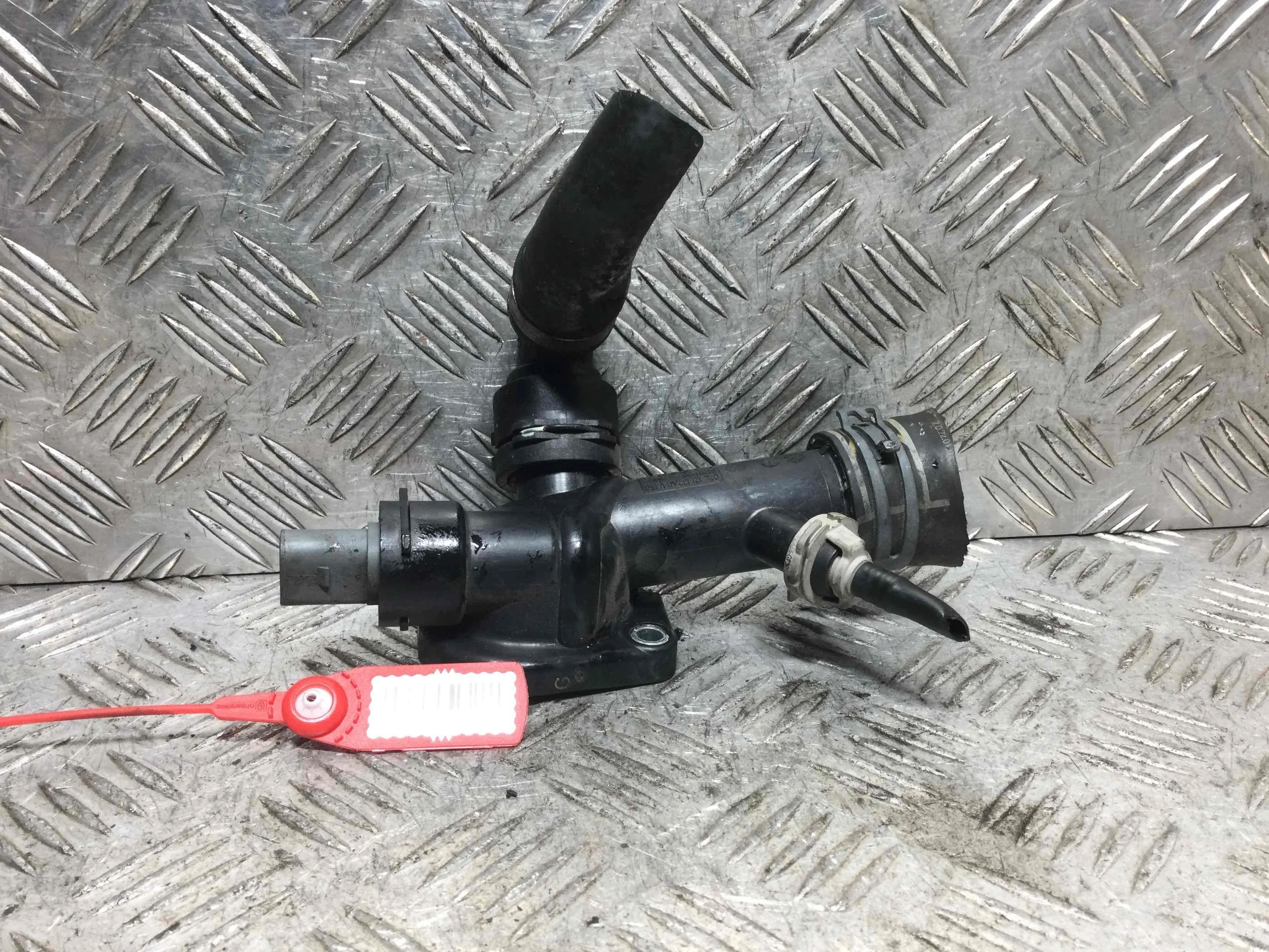 Фланец (тройник) системы охлаждения Audi A4 B8/8K (2007-2011) дизель 2.0 TDI Механика Седан