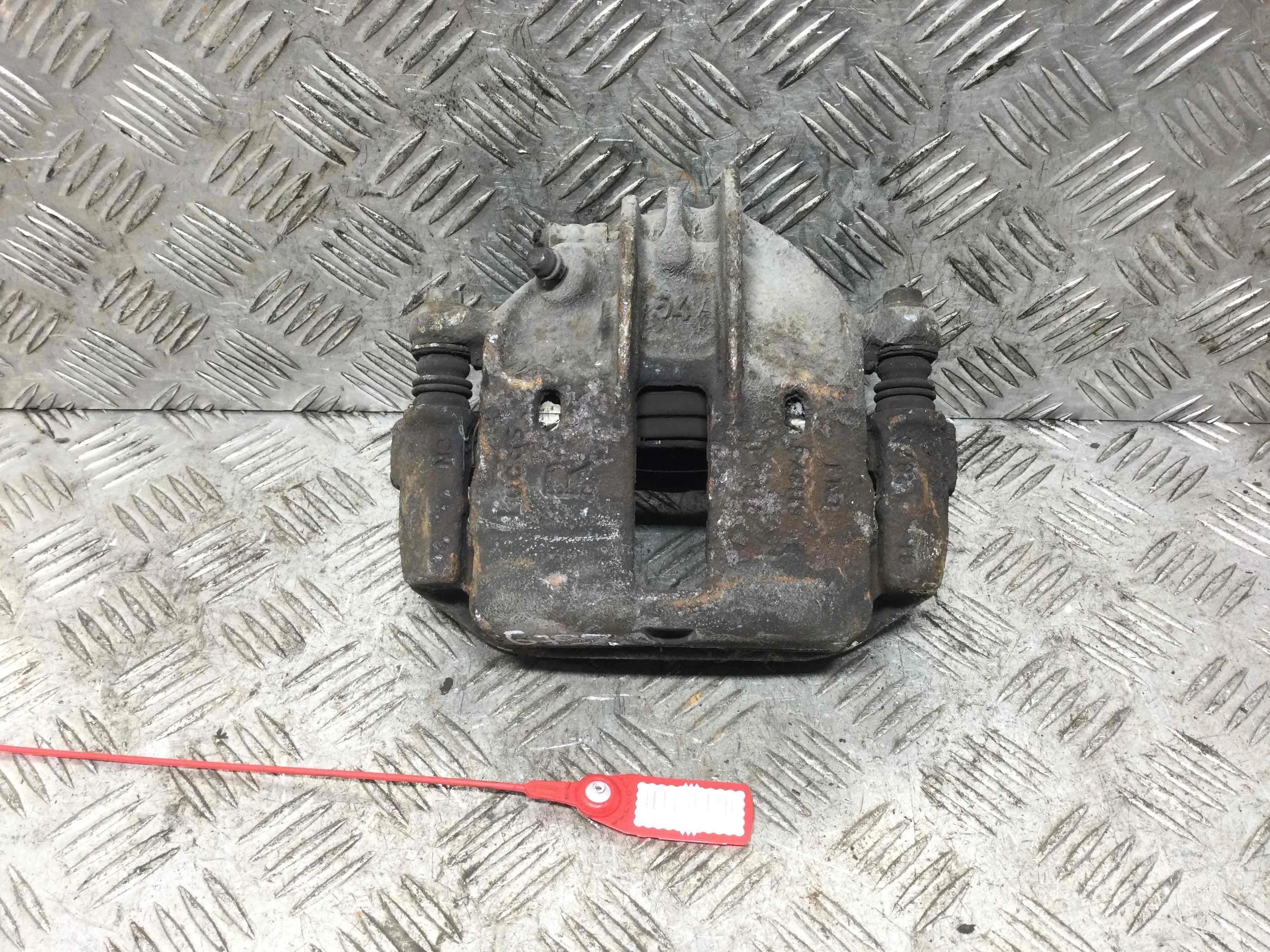 Суппорт передний правый Mitsubishi Carisma 1 поколение (1995-2000) бензин 1.6 i Механика Х/б