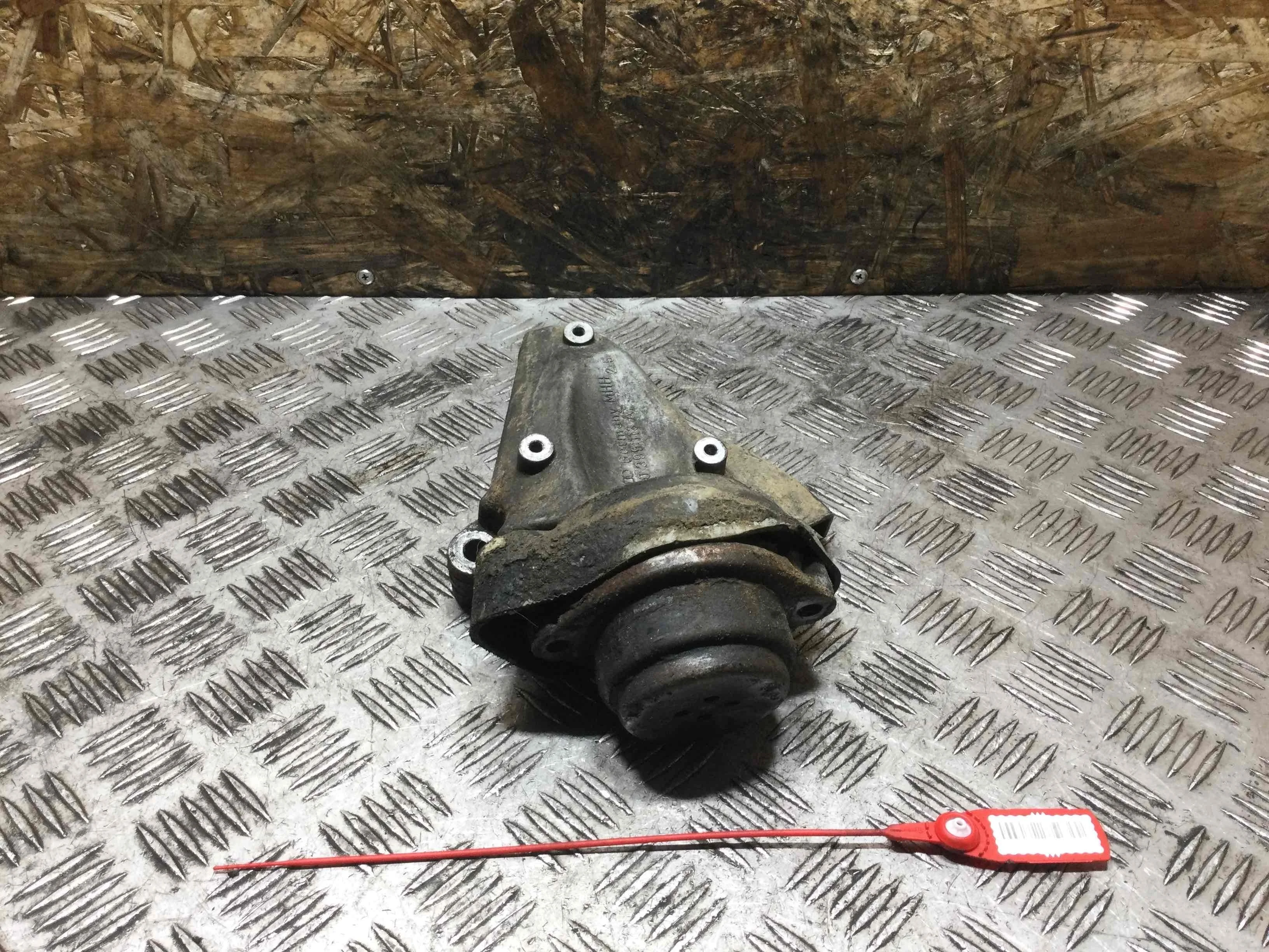 Подушка крепления КПП Audi A6 C5/4B (1997-2004) дизель 2.5 TDI Автомат Универсал