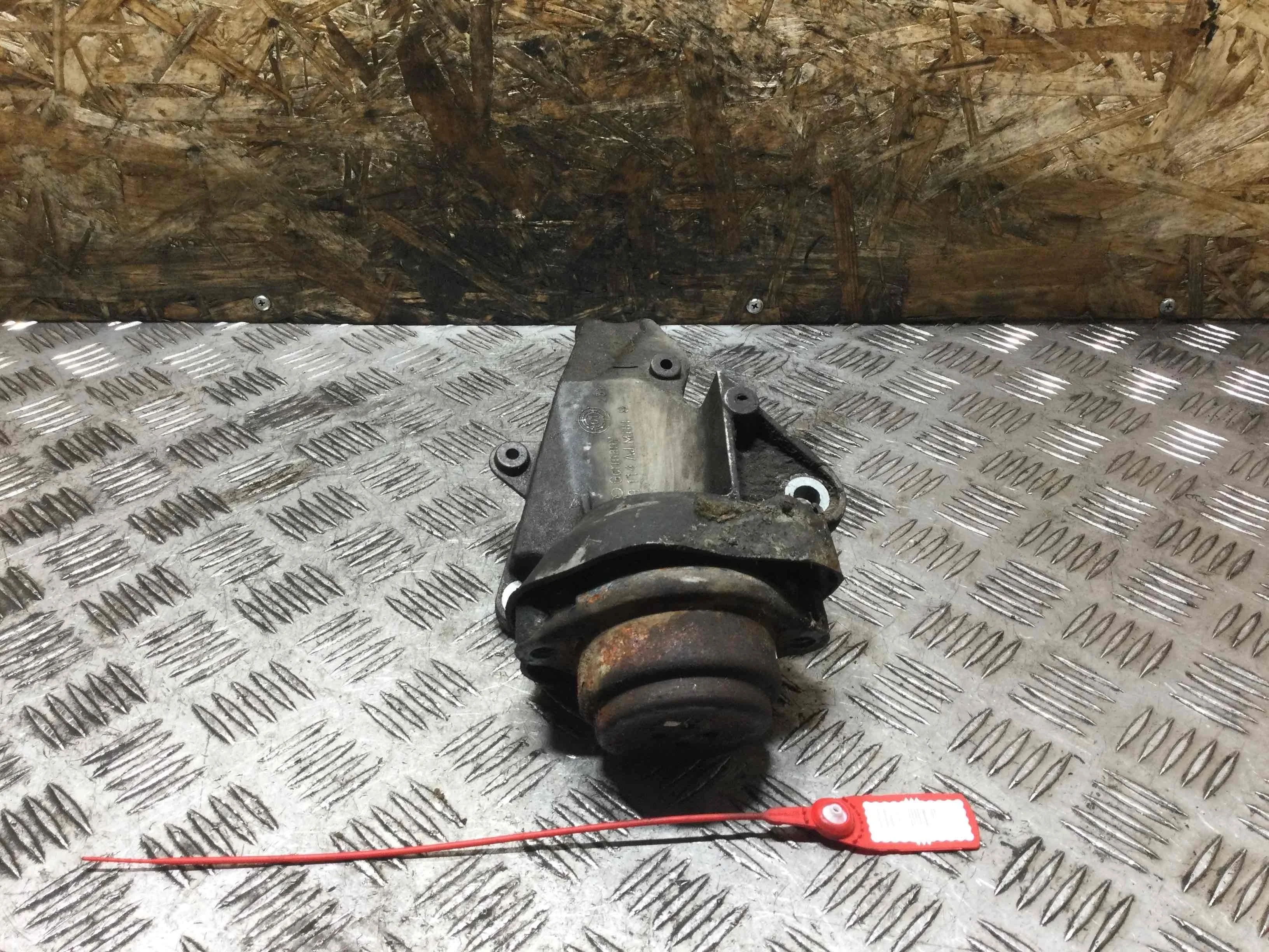 Подушка крепления КПП Audi A6 C5/4B (1997-2004) дизель 2.5 TDI Автомат Седан