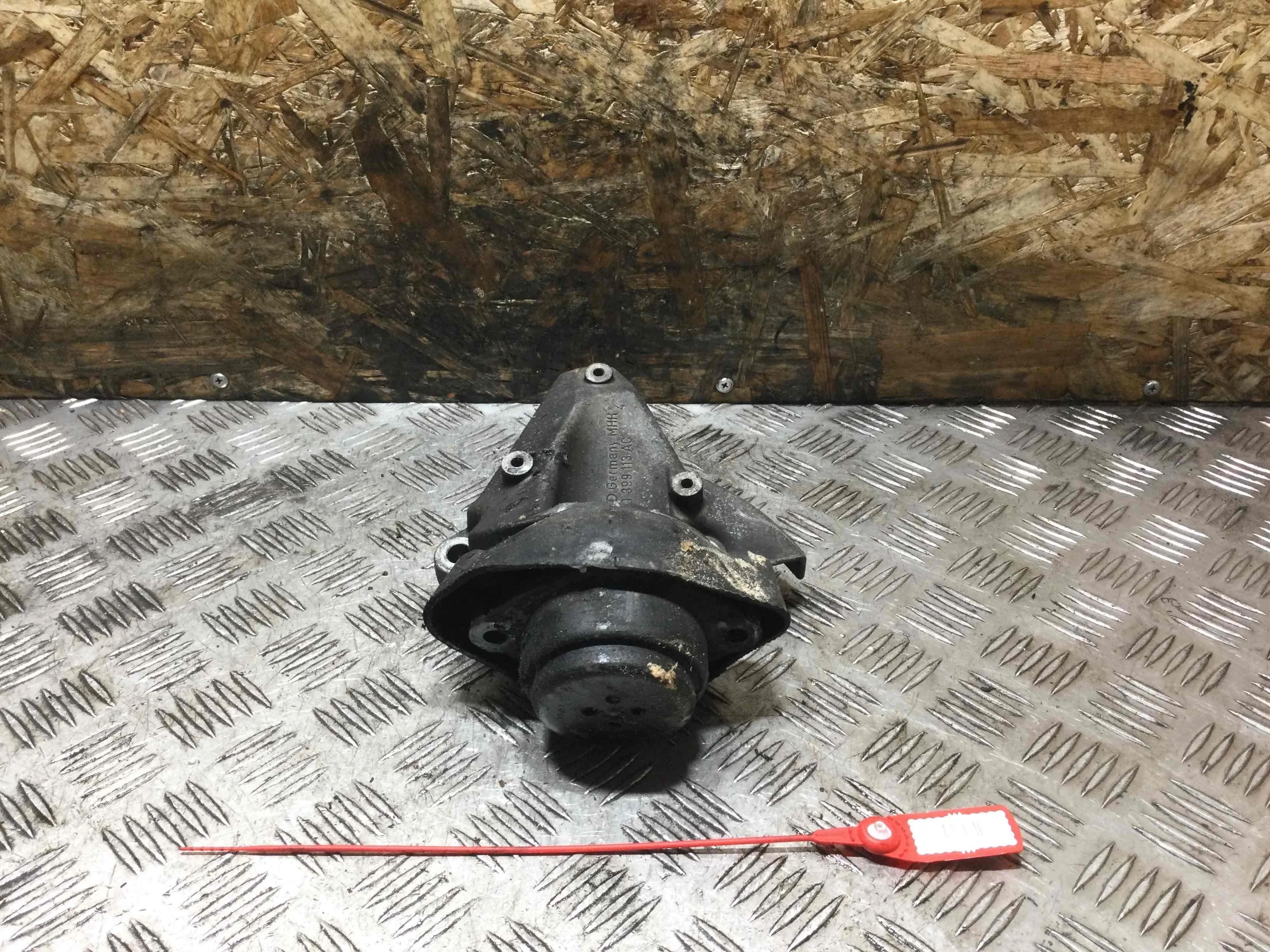 Подушка крепления КПП Audi A6 C5/4B (1997-2004) дизель 2.5 TDI Автомат Седан