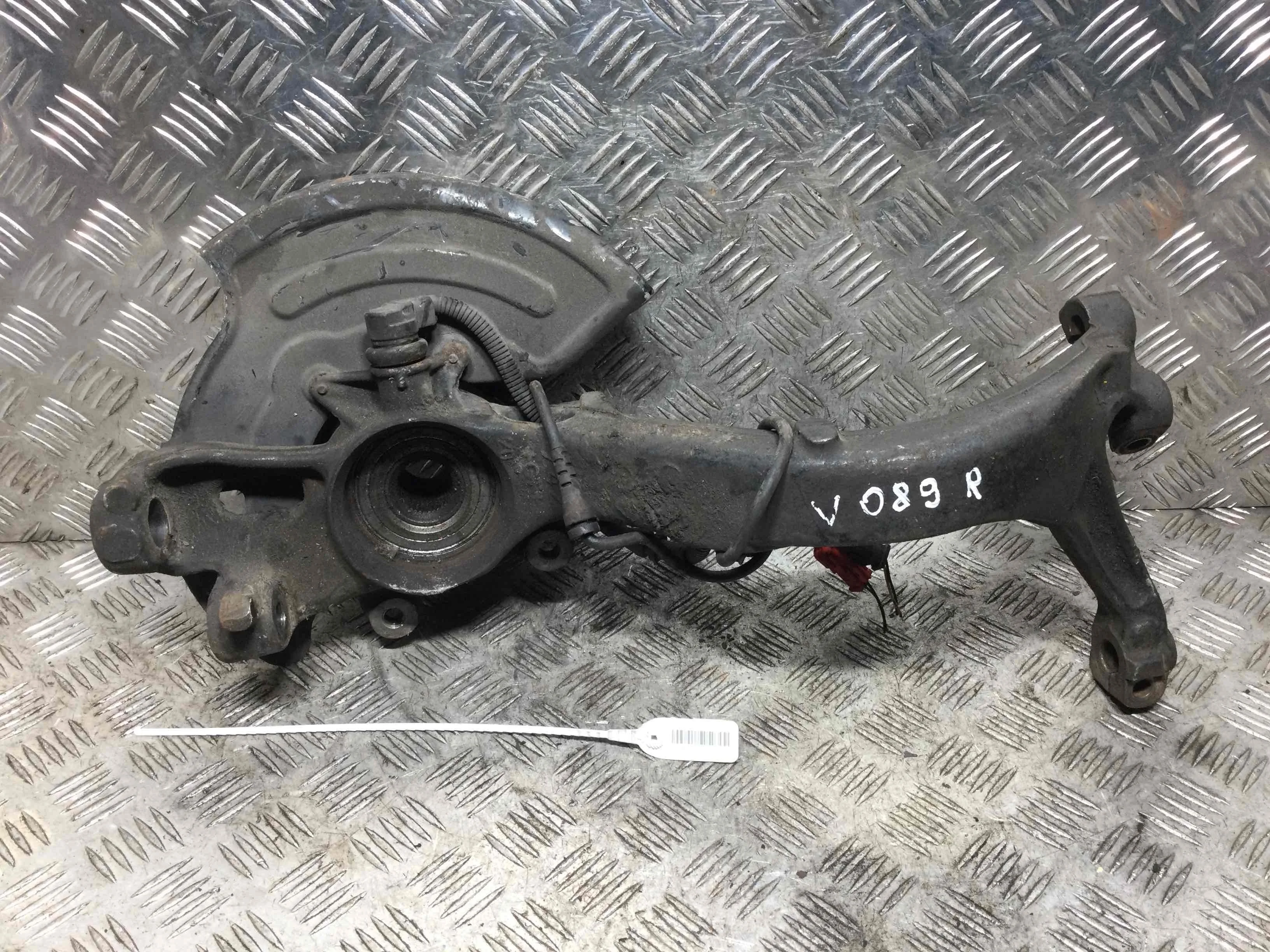 Ступица передняя правая Audi A6 C5/4B (1997-2004) дизель 2.5 TDI Автомат Седан