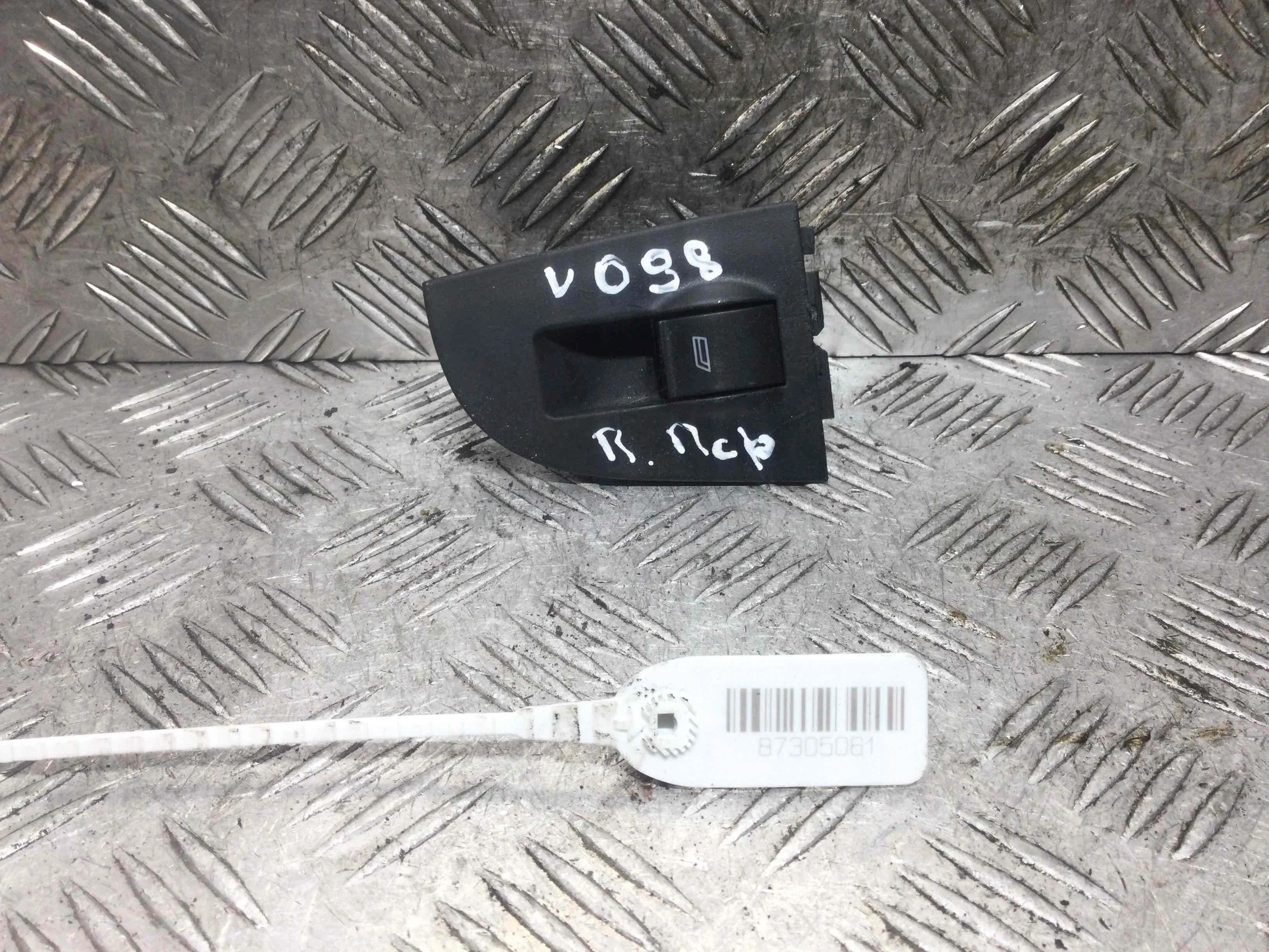 Кнопка стеклоподъемника переднего правого Audi A6 C5/4B (1997-2004) дизель 2.5 TDI Автомат Седан