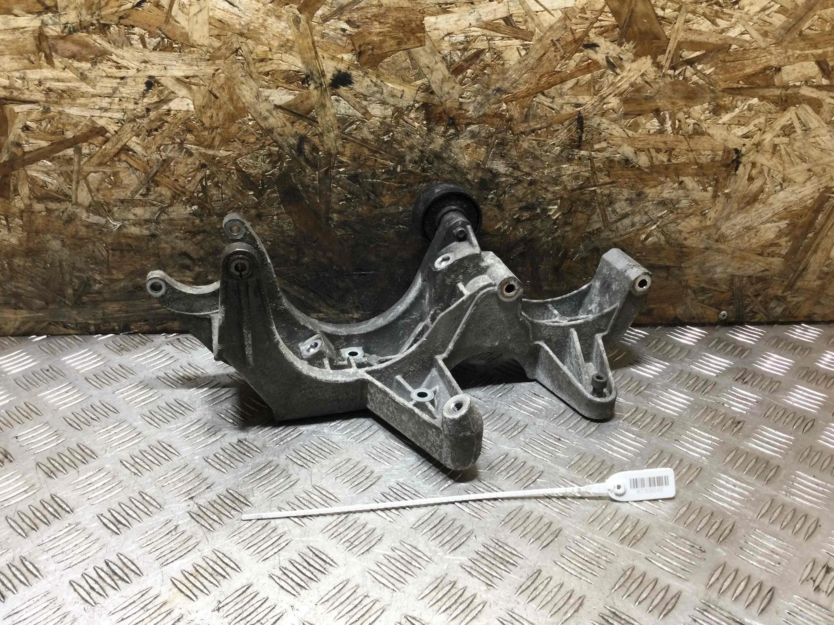 Кронштейн генератора Porsche Cayenne 955 (2002-2007) бензин 3.2 i Автомат