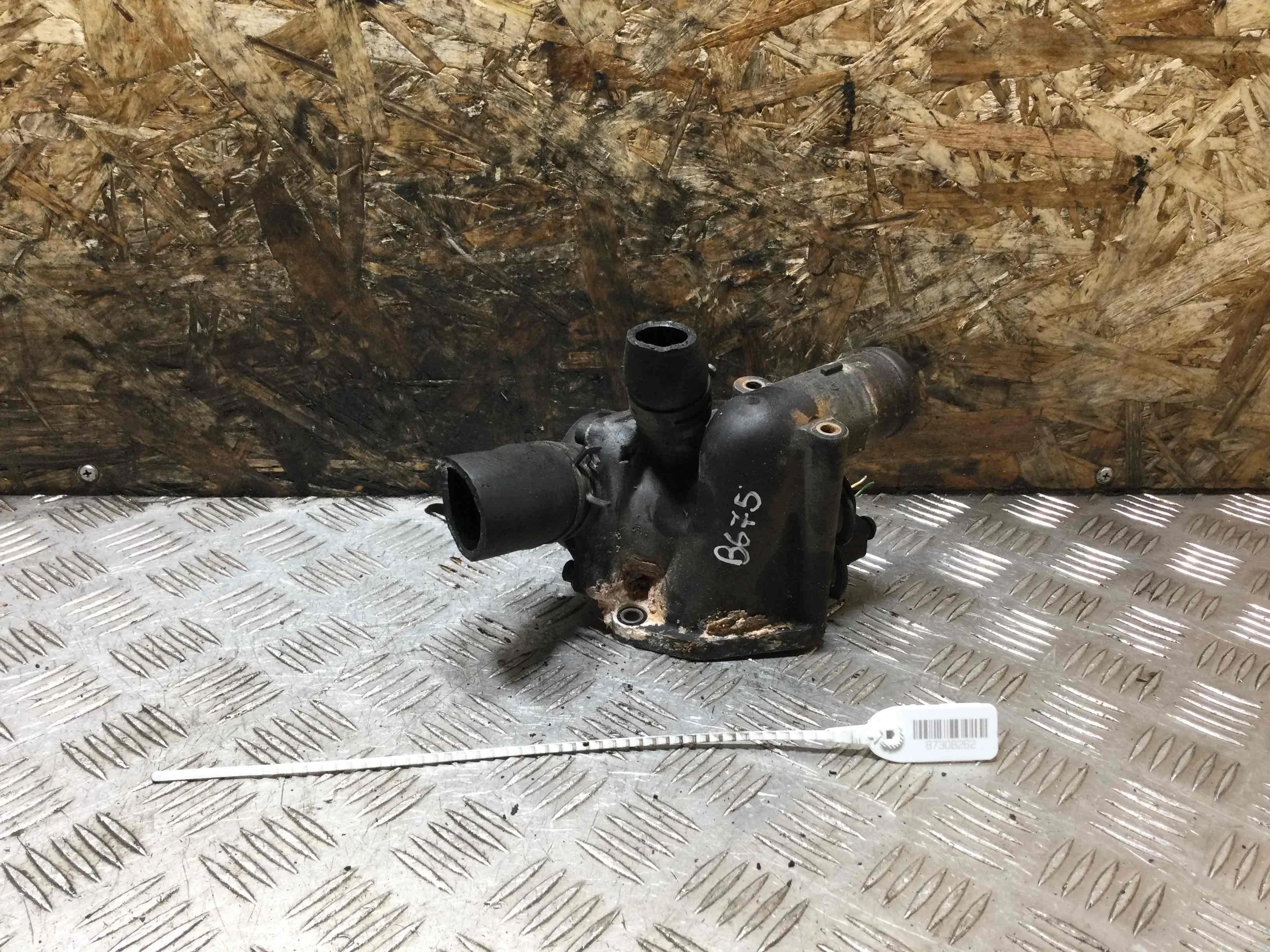 Фланец (тройник) системы охлаждения Porsche Cayenne 955 (2002-2007) бензин 3.2 i Автомат