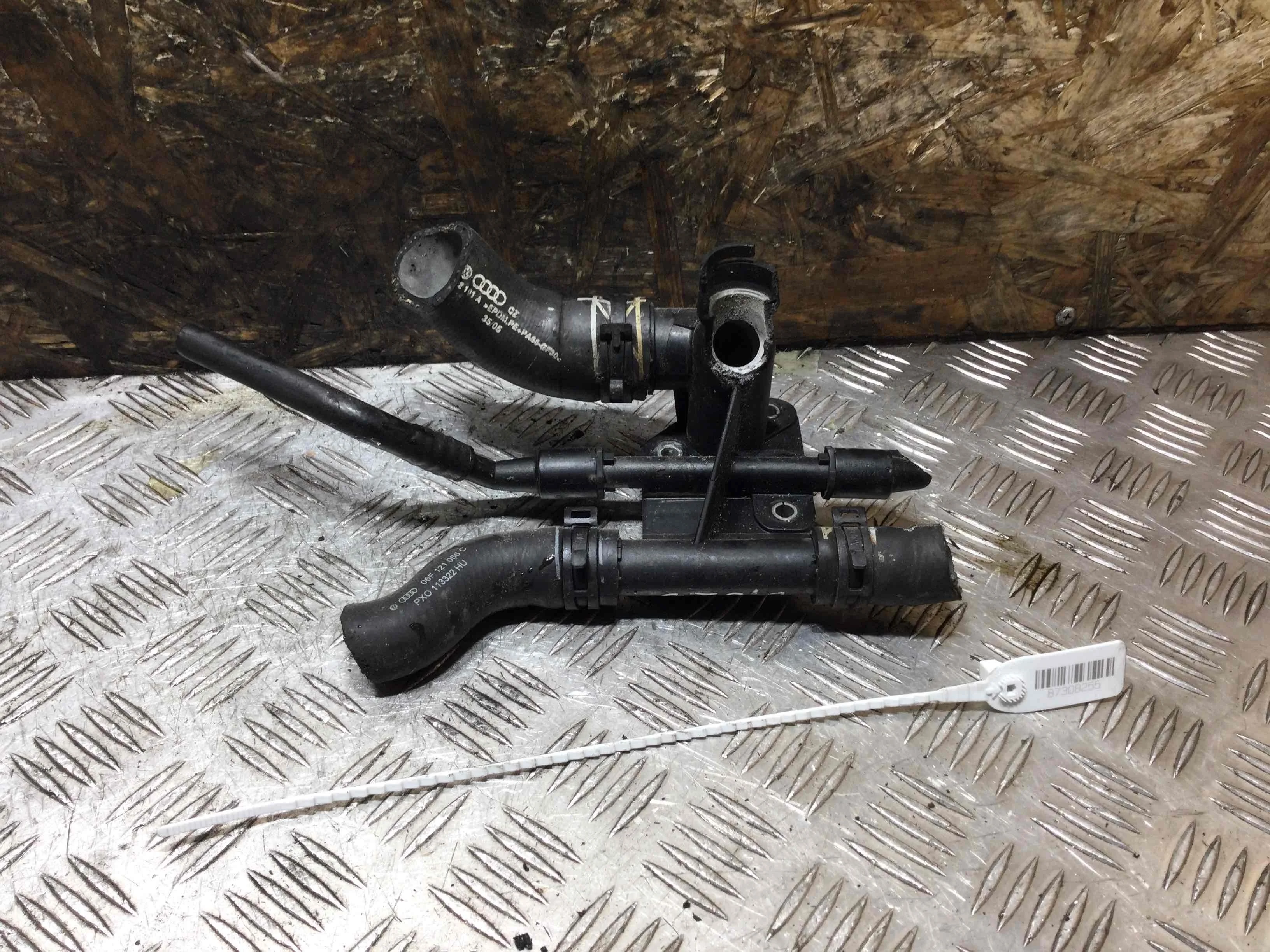 Фланец (тройник) системы охлаждения Audi A3 8P/8PA [рестайлинг] (2004-2008) бензин 2.0 i Механика Х/б