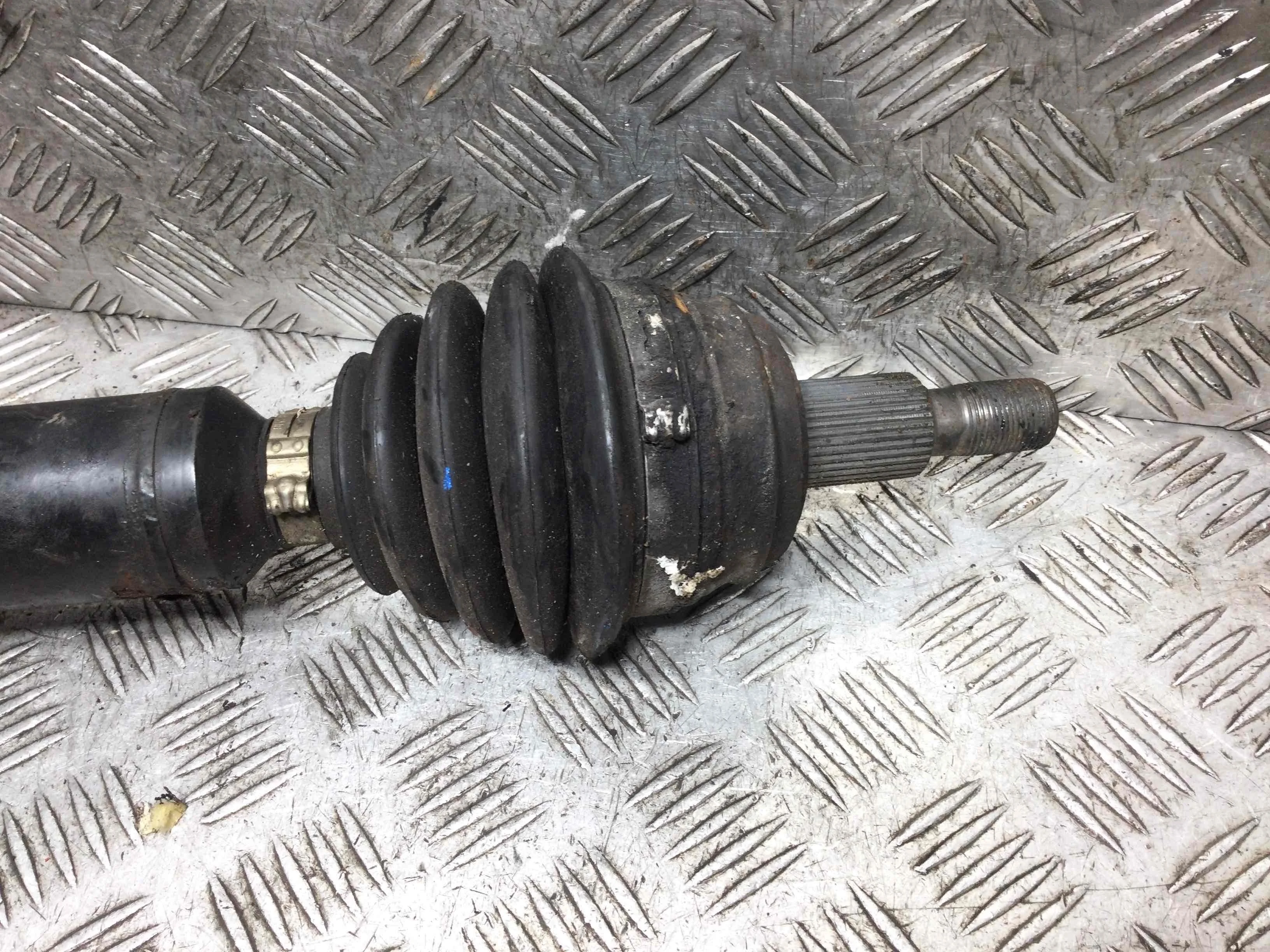 Полуось передняя правая (приводной вал, ШРУС) Audi A3 8L [рестайлинг] (2000-2003) бензин 1.6  Механика Седан