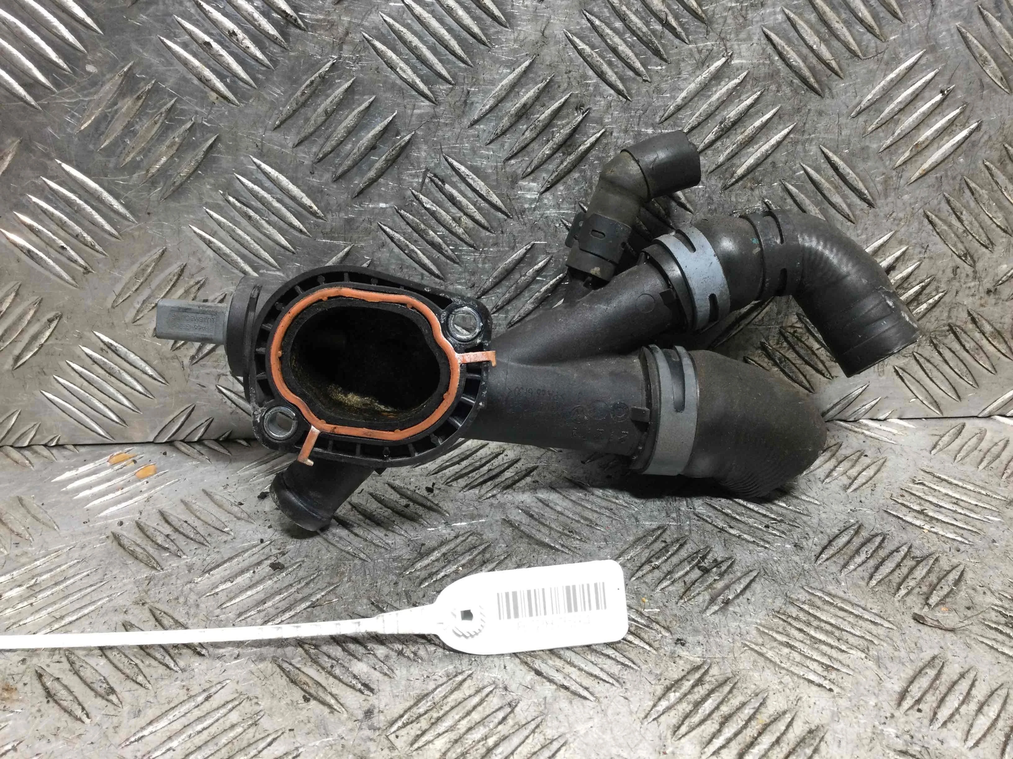 Фланец (тройник) системы охлаждения Volkswagen Scirocco 3 поколение (2008-2015) дизель 2.0 TDI Механика Х/б