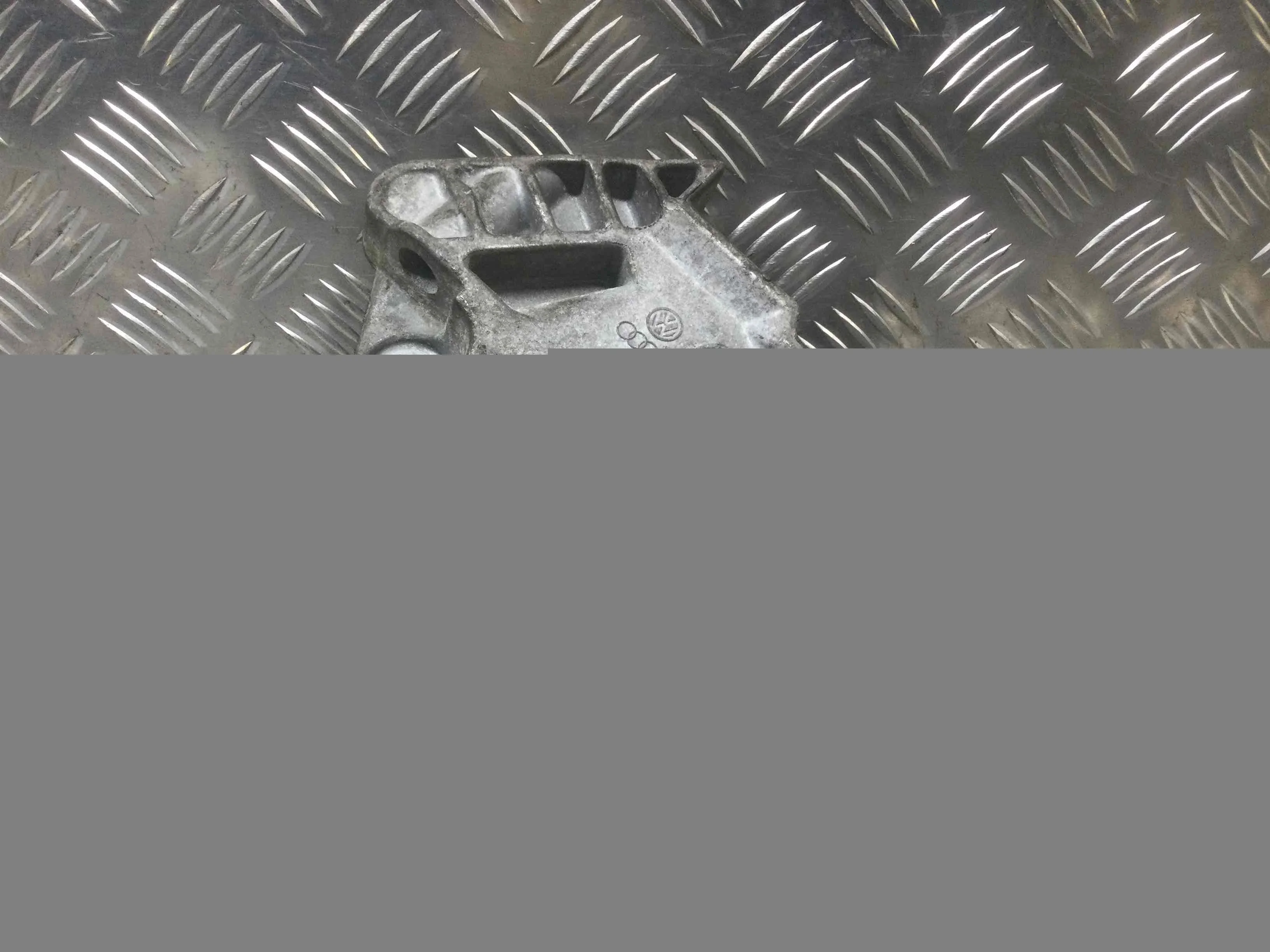 Кронштейн двигателя Volkswagen Golf 5 поколение (2004-2009) дизель 1.6 TDI Механика Х/б