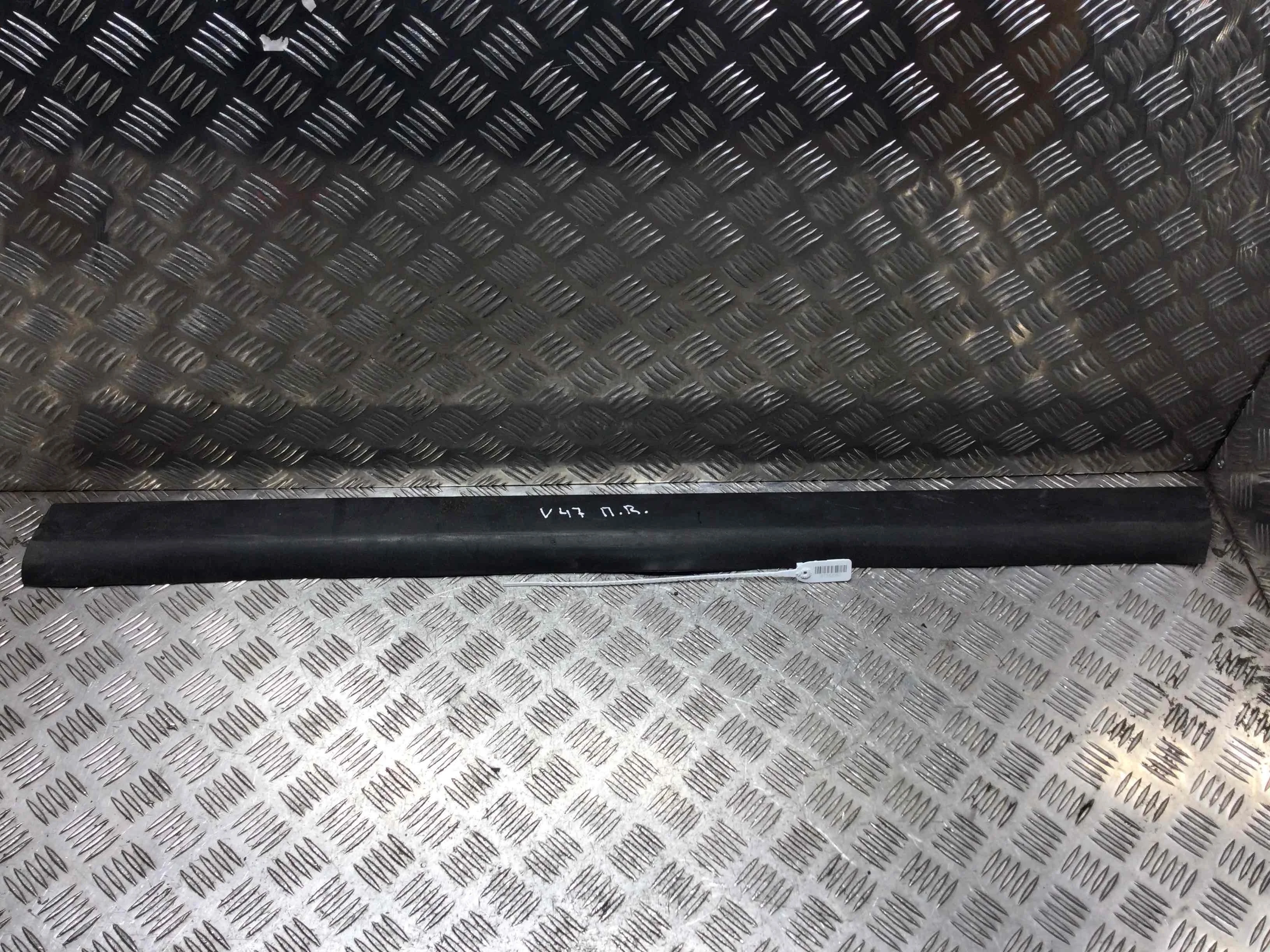 Молдинг двери передней правой Volkswagen Passat B5+ [рестайлинг] (2000-2005) дизель 2.5 TDI Механика Универсал