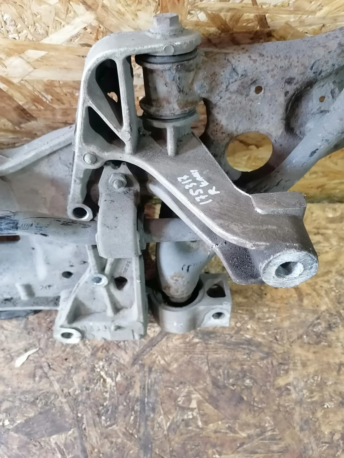 Кронштейн рычага подвески AUDI A3, SKODA OCTAVIA 1Z, VOLKSWAGEN GOLF 5/5+6, JETTA 5, CADDY, TOURAN 2004- правый б/у A3(2004-2013);OCTAVIA 1Z(2004-2012);GOLF 5(2004-2009);GOLF 5+(2005-2014);JETTA 5(2005-2009)