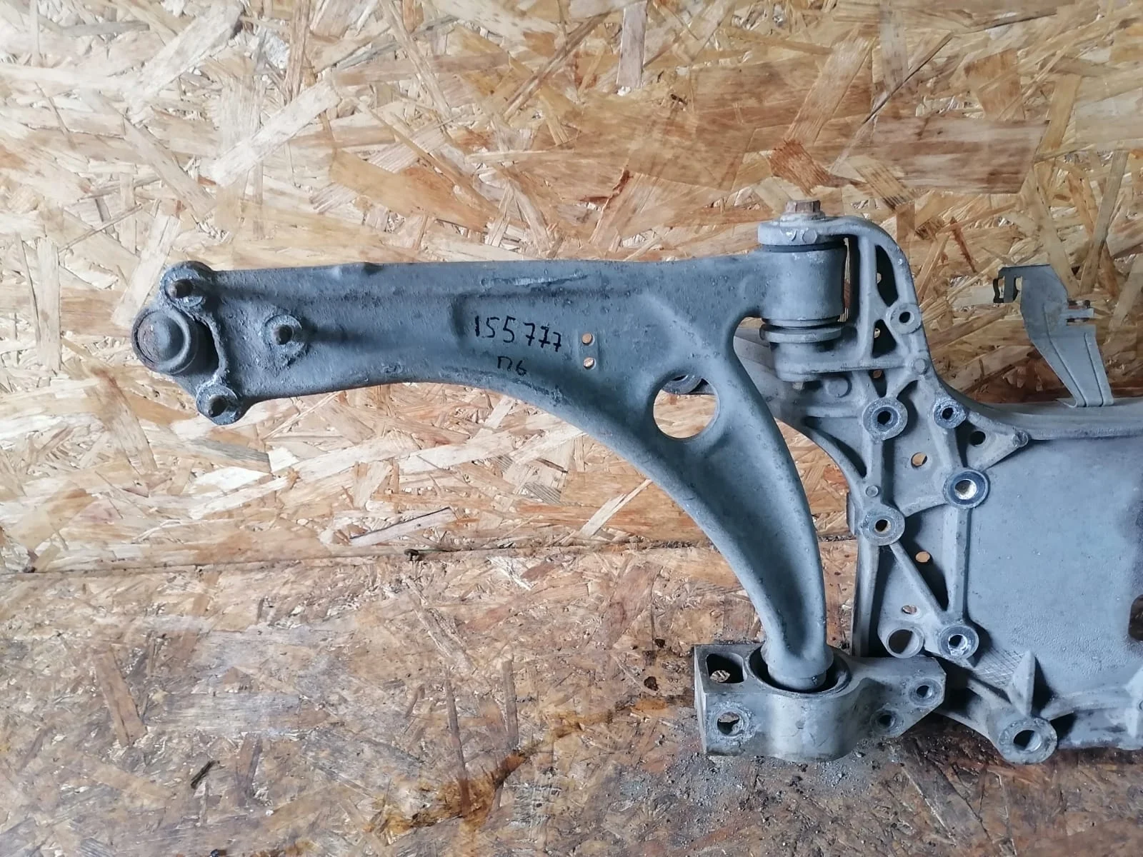 Рычаг передней подвески VOLKSWAGEN PASSAT B6/B7/CC, TIGUAN 2005- левый/правый б/у PASSAT B6(2005-2010);PASSAT B7(2011-2015);TIGUAN(2007-2017)