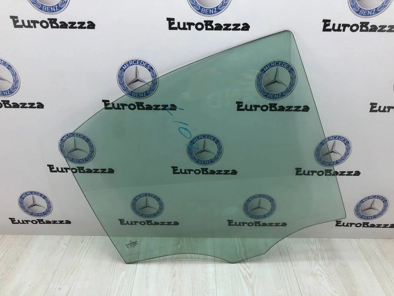 Стекло двери заднее правое Mercedes W203