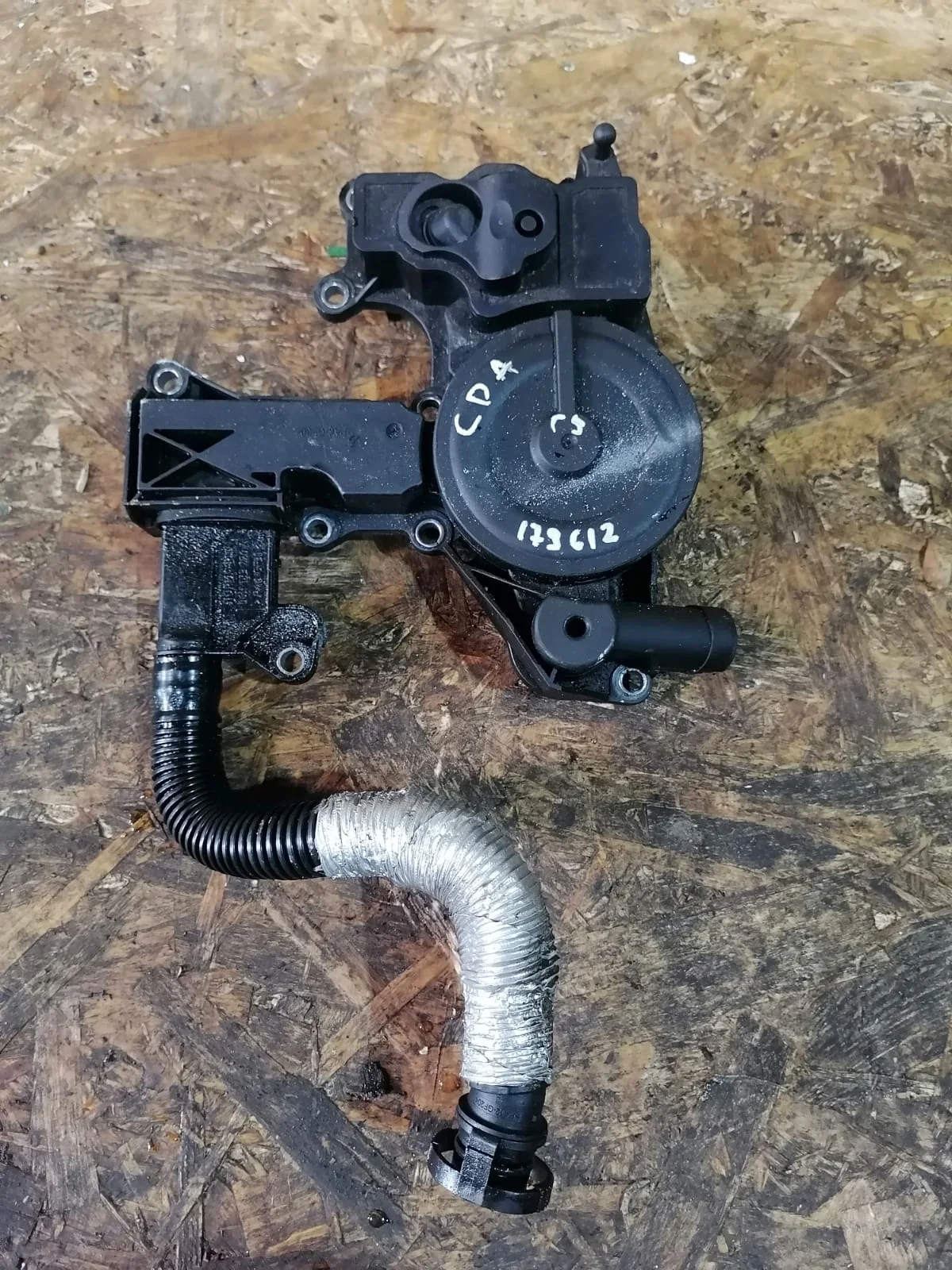 Маслоотделитель системы вентиляции картера AUDI A3, A4 8K, SKODA OCTAVIA 1Z, VOLKSWAGEN GOLF 5/5+/6, JETTA5/6, PASSAT B6/B7/CC, TIGUAN 1,8 CDAA 2004- блок б/у A3(2004-2013);OCTAVIA 1Z(2004-2012);GOLF 5(2004-2009);PASSAT B6(2005-2010);PASSAT B7(2011-2015)