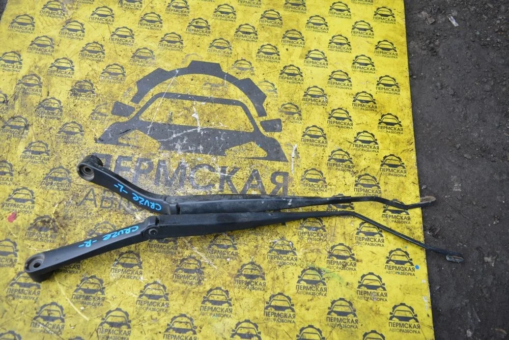 Поводок стеклоочистителя передний Chevrolet Cruze