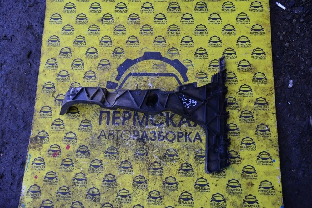 Кронштейн заднего бампера левый Audi Q5 8R