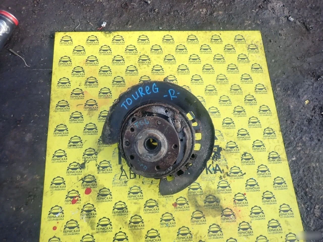 Кулак задний правый VW Touareg 2002-2010