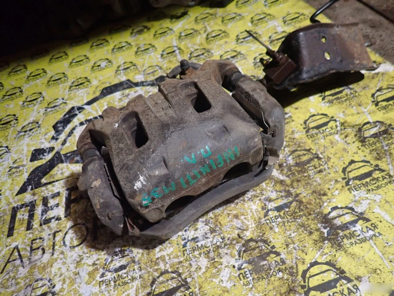 Суппорт тормозной передний левый для Infiniti M 35