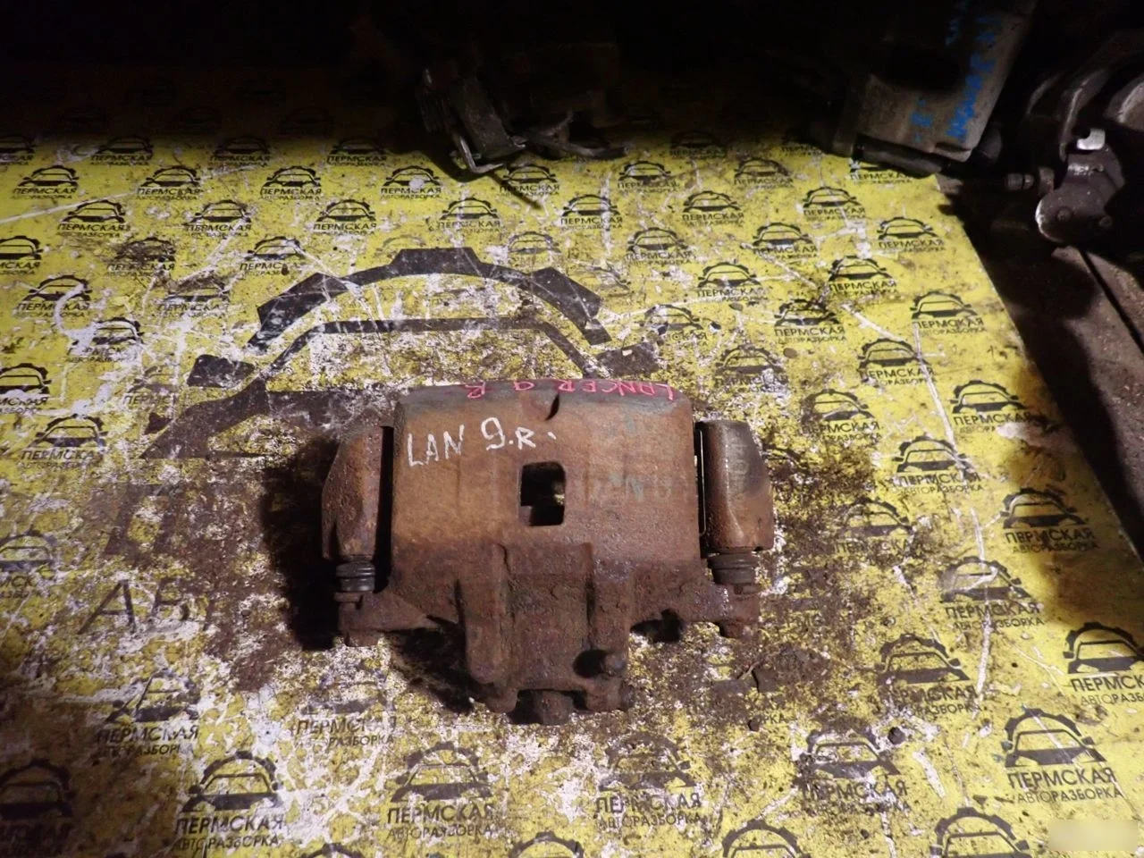 Суппорт передний правый Mitsubishi Lancer 9