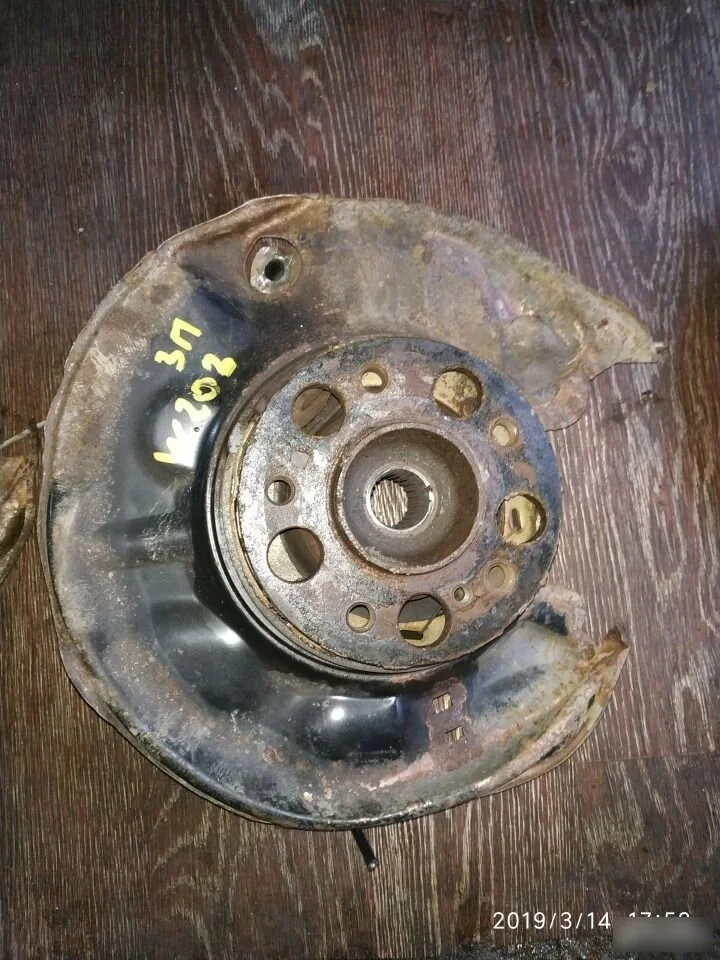 Кулак задний правый Mercedes Benz W203 2000-2006