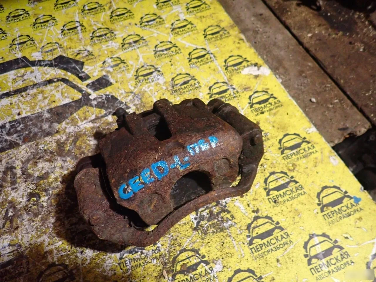 Суппорт передний левый Kia Ceed 2007-2012