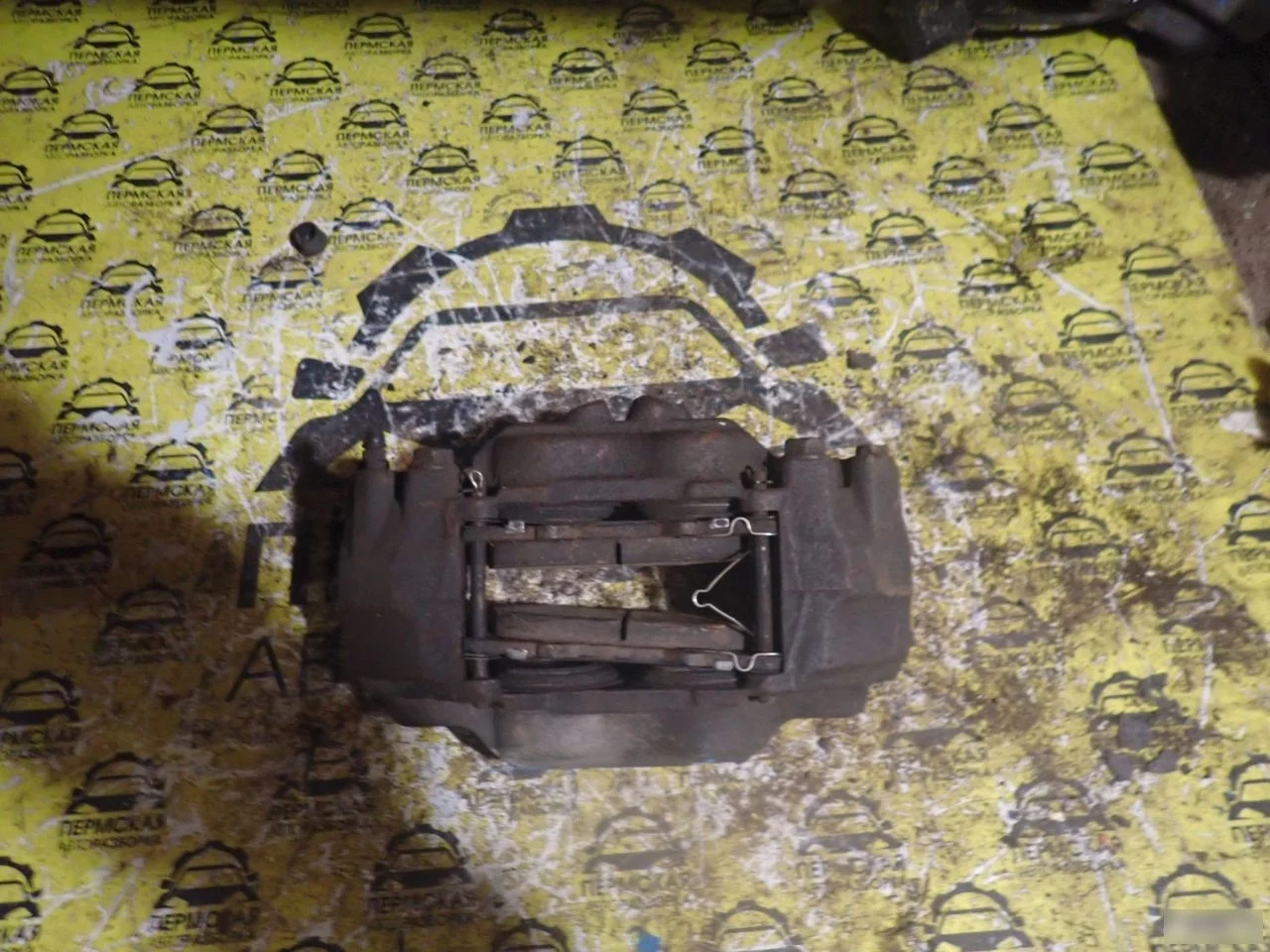 Суппорт передний левый Toyota Land C