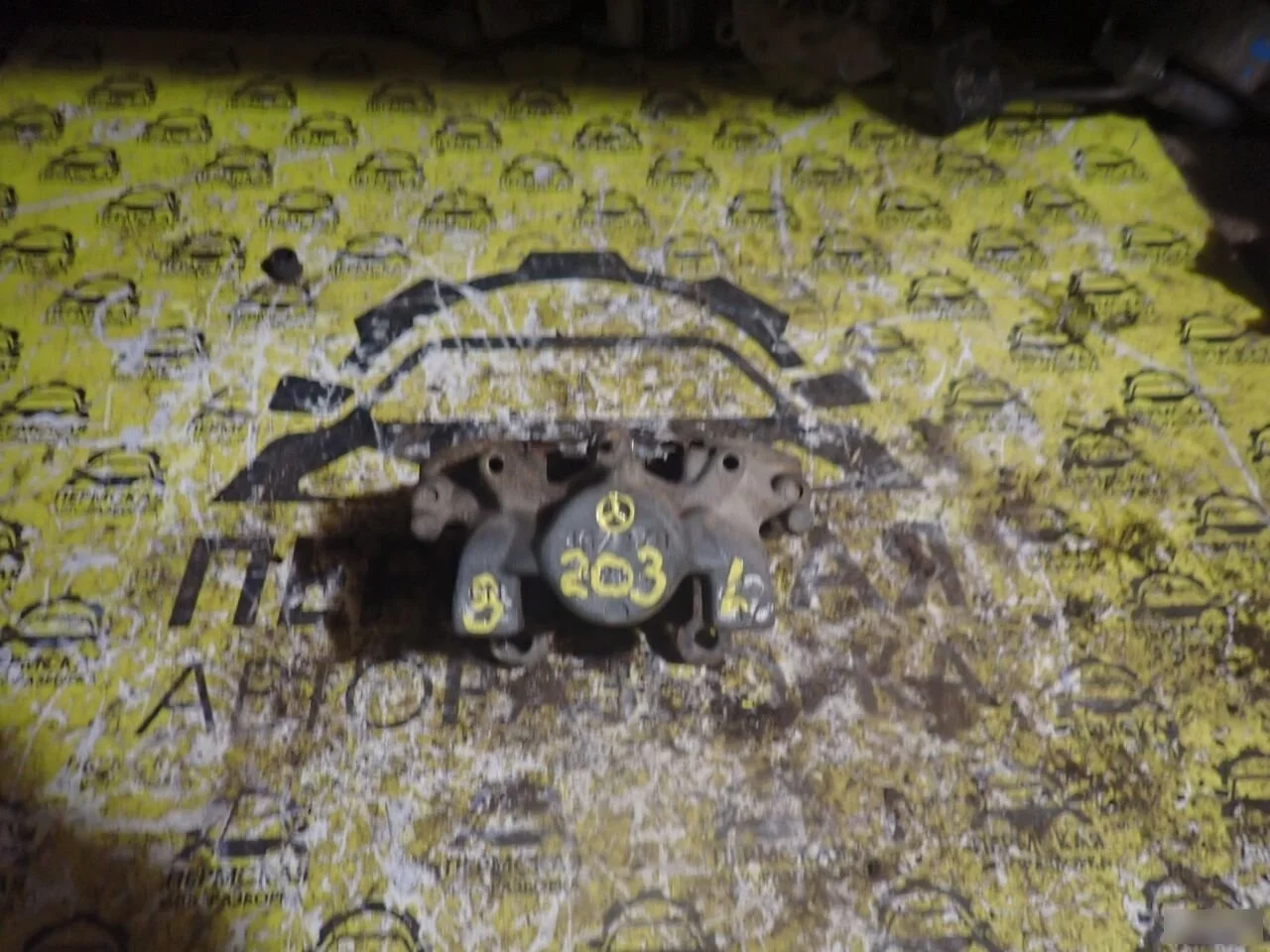 Суппорт тормозной задний левый Mercedes Benz W203