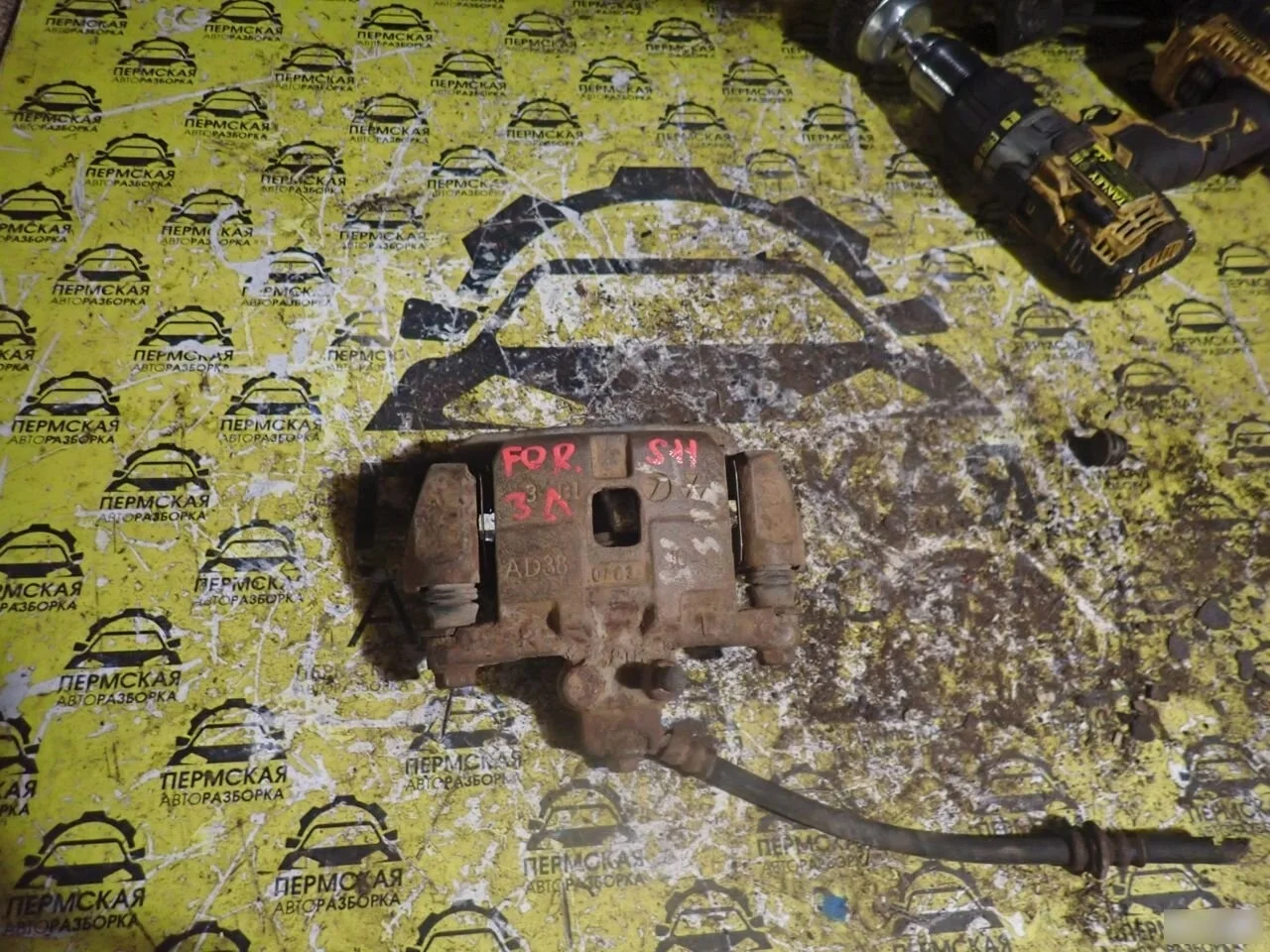 Суппорт тормозной задний левый Subaru Forester S11