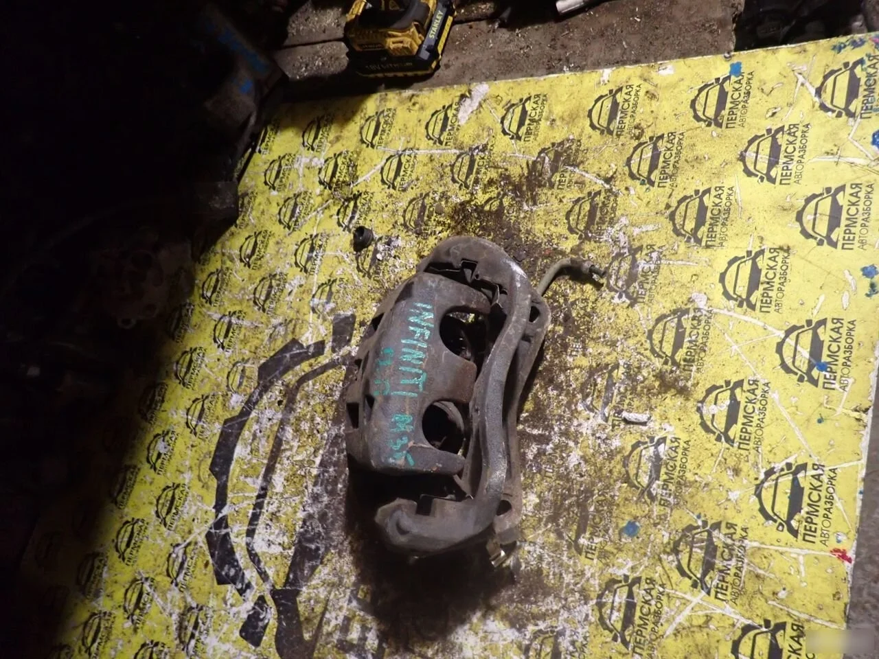 Суппорт тормозной передний правый Infiniti M 35