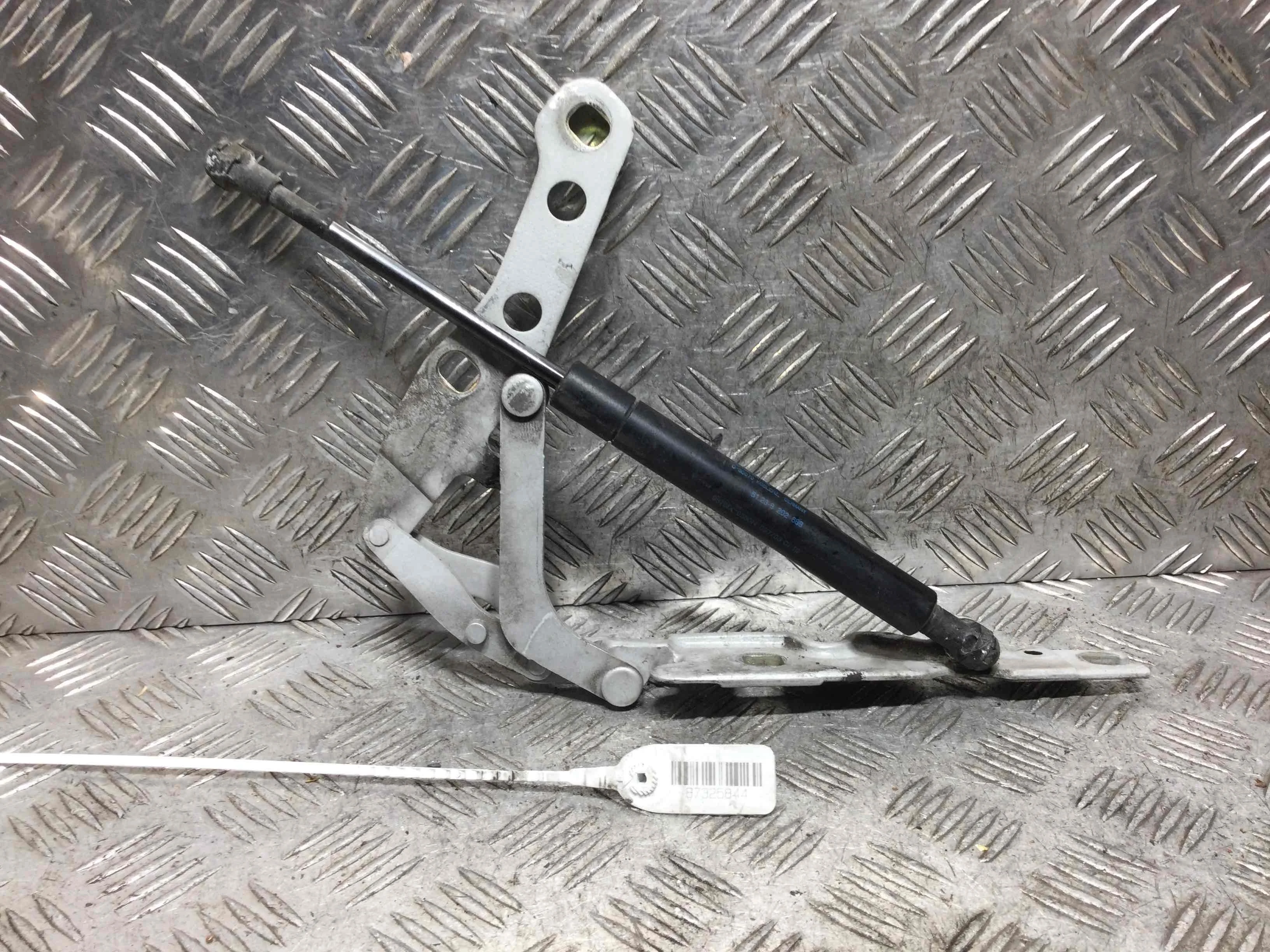 Петля капота правая BMW 3-Series 3-Series E46 1998 - 2006 дизель 2.0 D Автомат Универсал