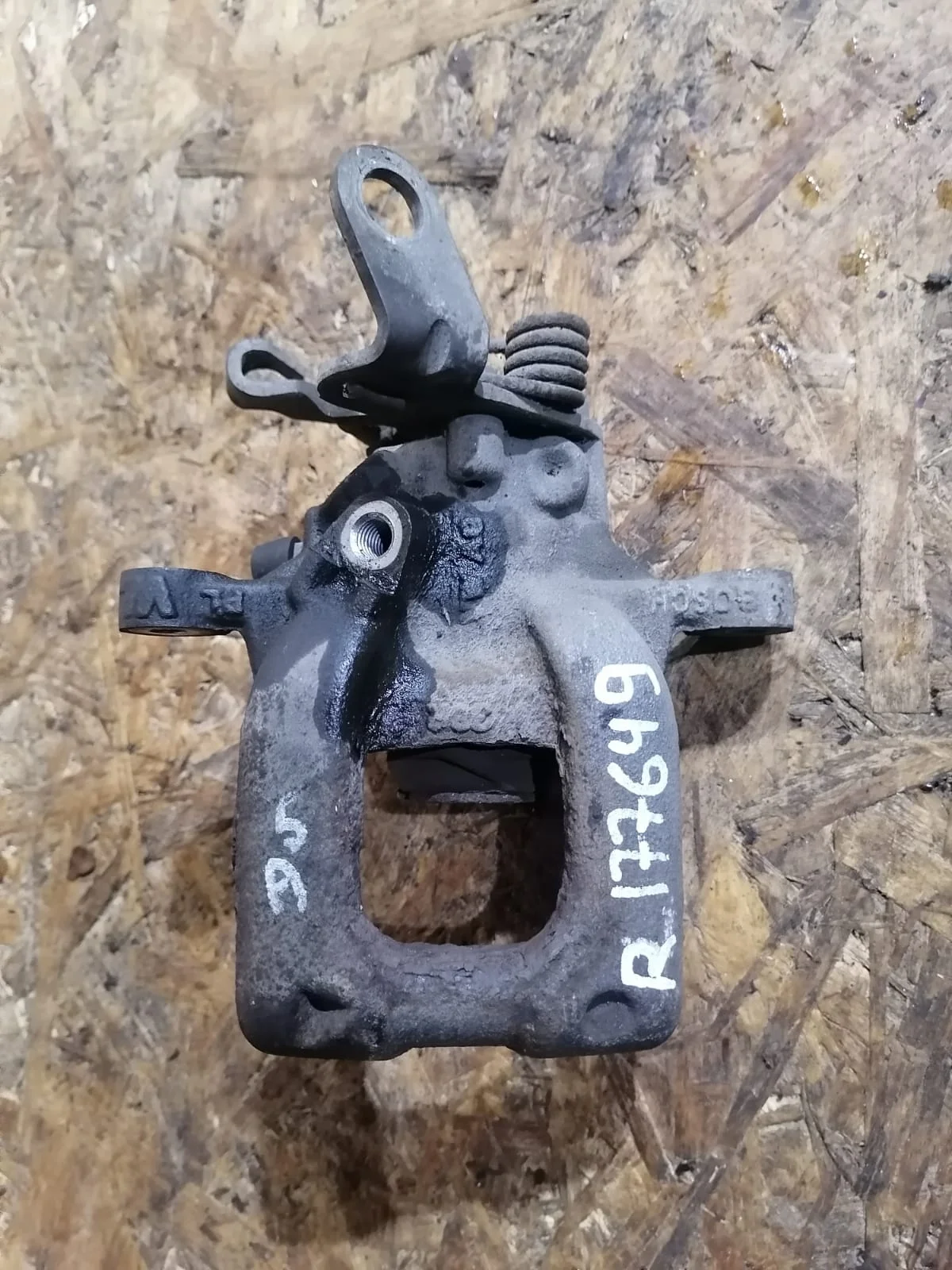 Суппорт тормозной AUDI A3, SKODA OCTAVIA 1Z, VOLKSWAGEN GOLF 5 2004- задний правый отв (272мм) б/у A3(2004-2013);OCTAVIA 1Z(2004-2012);GOLF 5(2004-2009);GOLF 5+(2005-2014);JETTA 5(2005-2009)