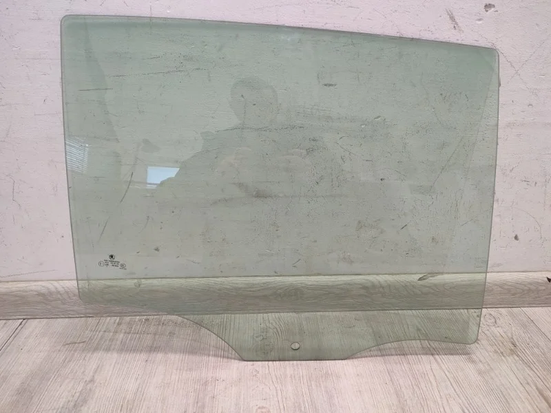 Стекло двери Skoda Superb 2008-2015 3T