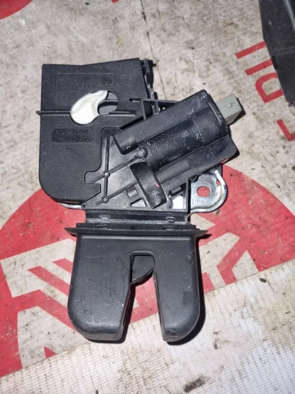 Замок багажника Audi A4 2011 8K2