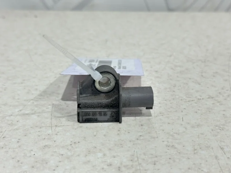 Датчик удара Mercedes-benz 2010 W204