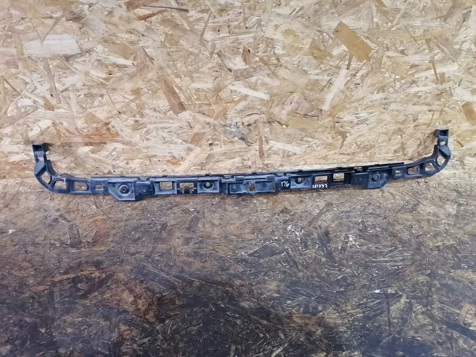 Кронштейн, направляющая бампера VOLKSWAGEN PASSAT B6 2005- задняя универсал центральная б/у PASSAT B6(2005-2010)