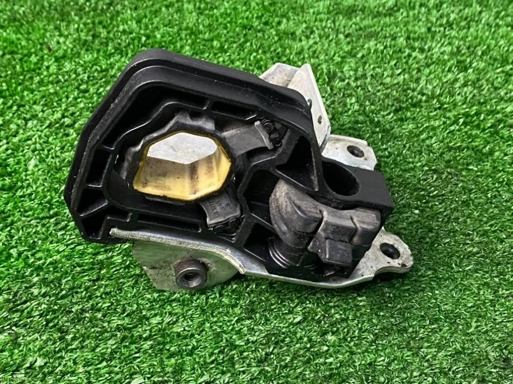 Кронштейн усилителя бампера BMW F10