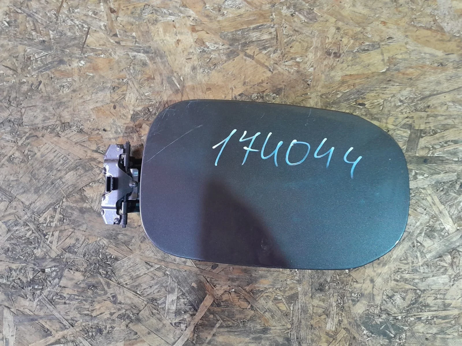 Лючок топливного бака MITSUBISHI OUTLANDER GF 2012- коричневый б/у OUTLANDER GF(2012-2021)