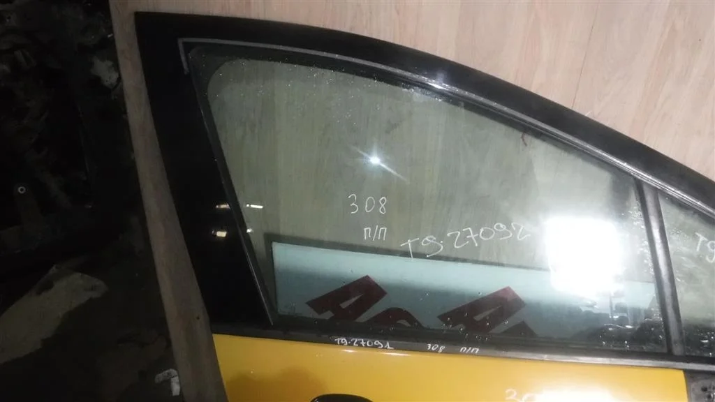 Стекло двери передней правой Peugeot 308 I (2007—2011)