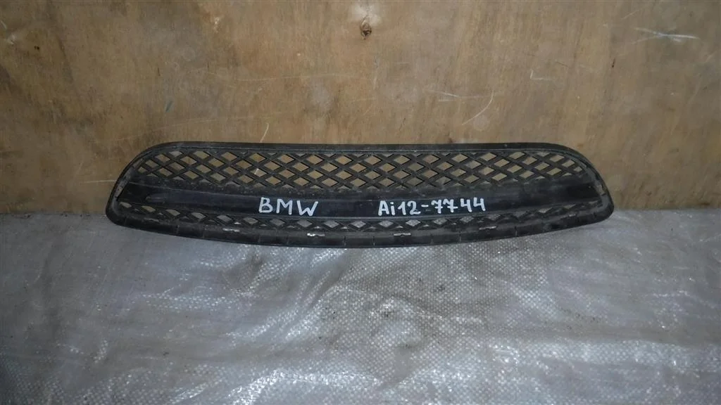 Решетка в бампер центральная BMW 3 серия E90/E91/E92/E93 (2005—2010)