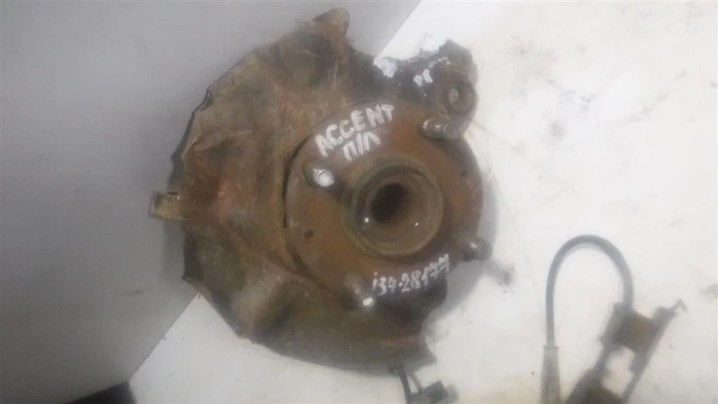 Кулак поворотный передний правый Hyundai Accent II (1999—2012)